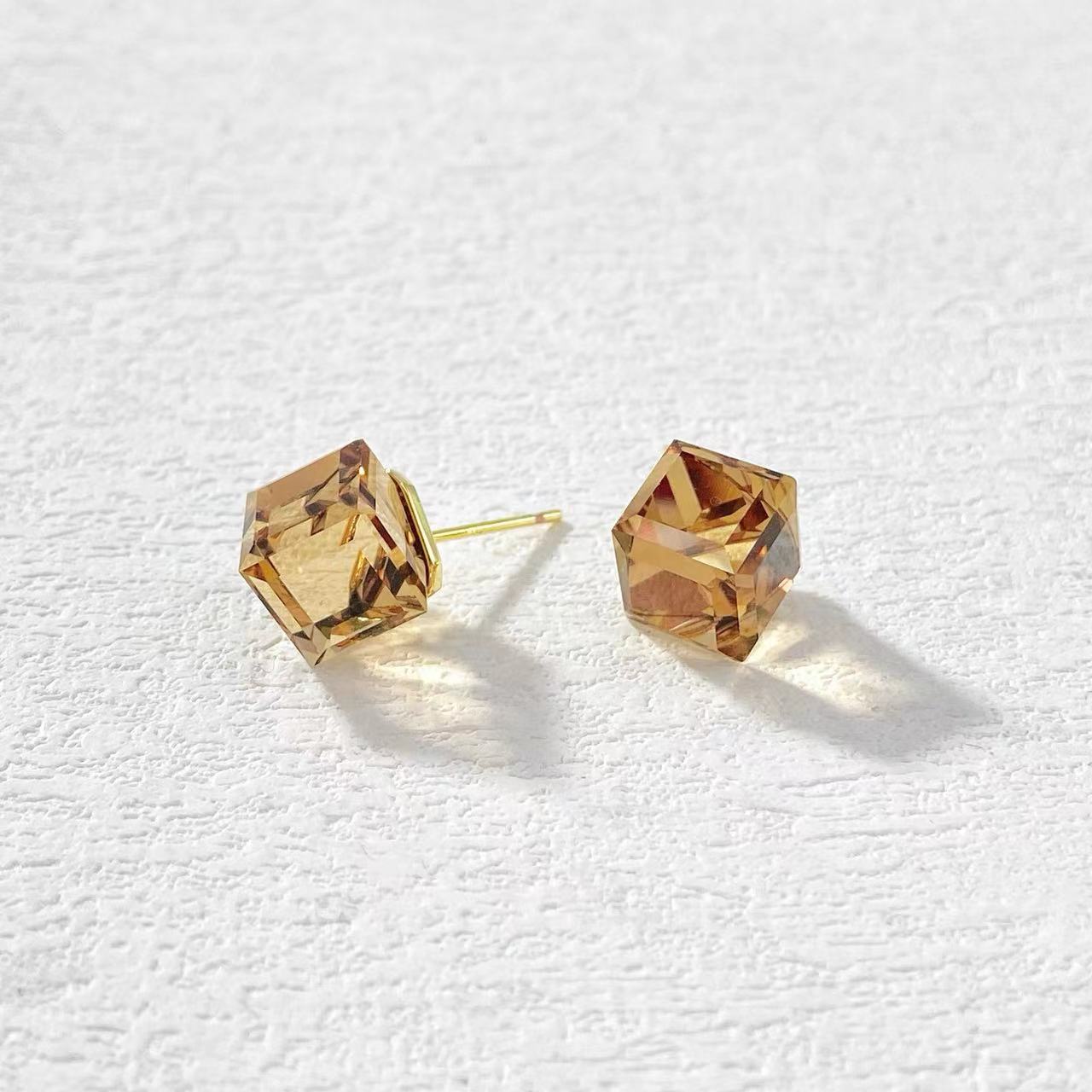 铜合金耳饰 木木（LY2230） 爆闪茶褐色小方块耳钉耳环