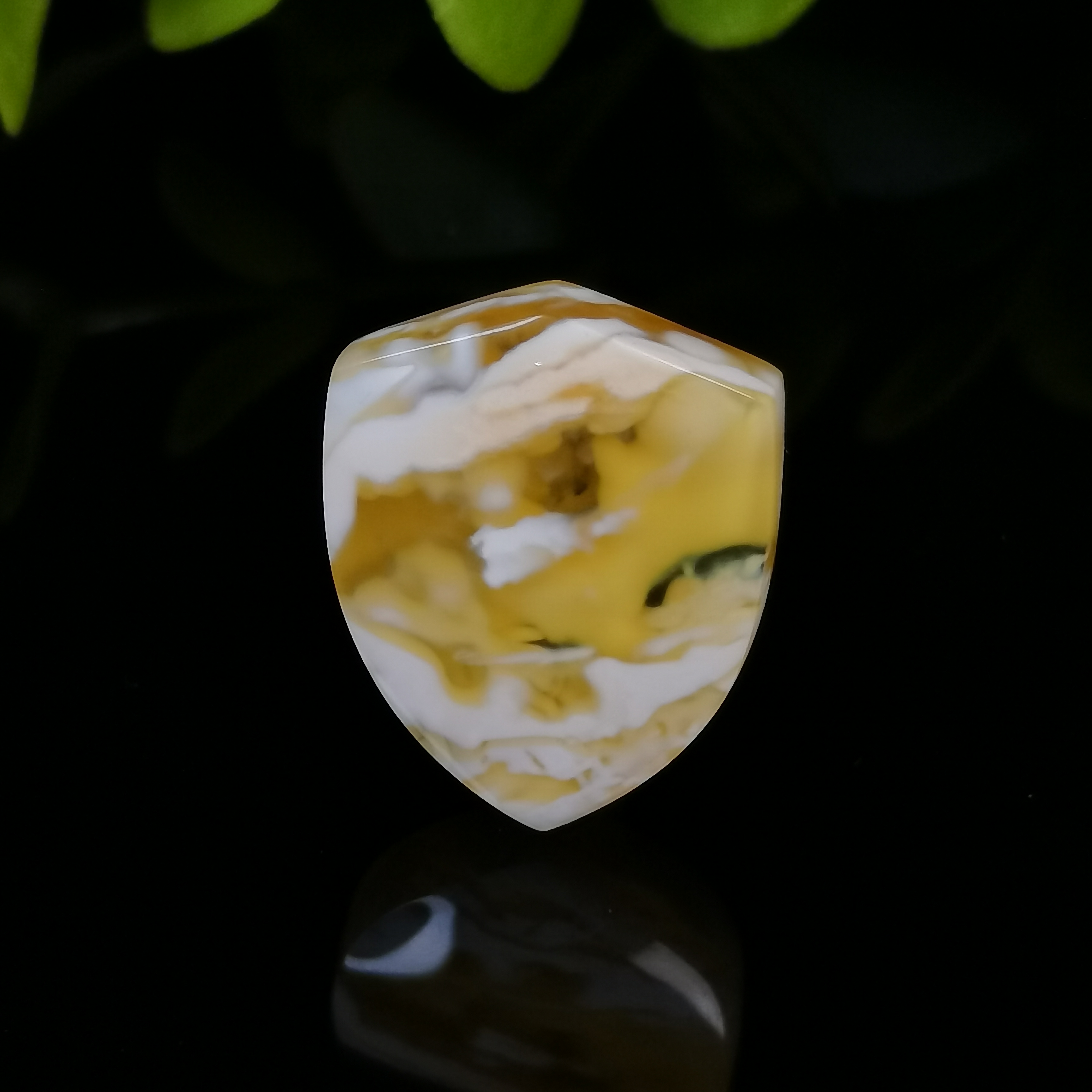 天然琥珀蜜蜡金瓷白妖花盾牌  尺寸20.8*16.3*5.1