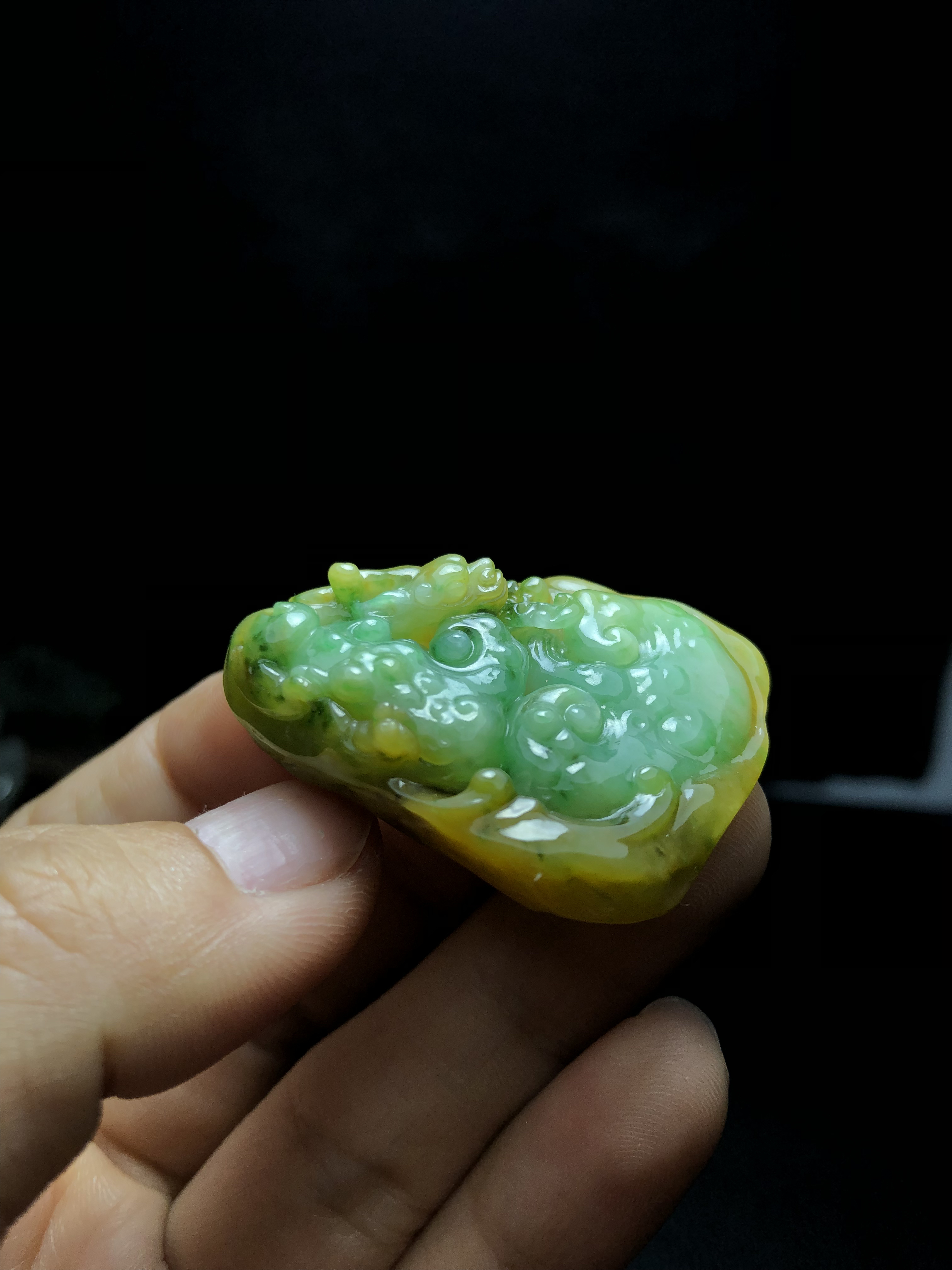 缅甸a货俏色巧雕 黄加绿 灵芝时尚宝宝女士冰透雕刻镶嵌精美精雕