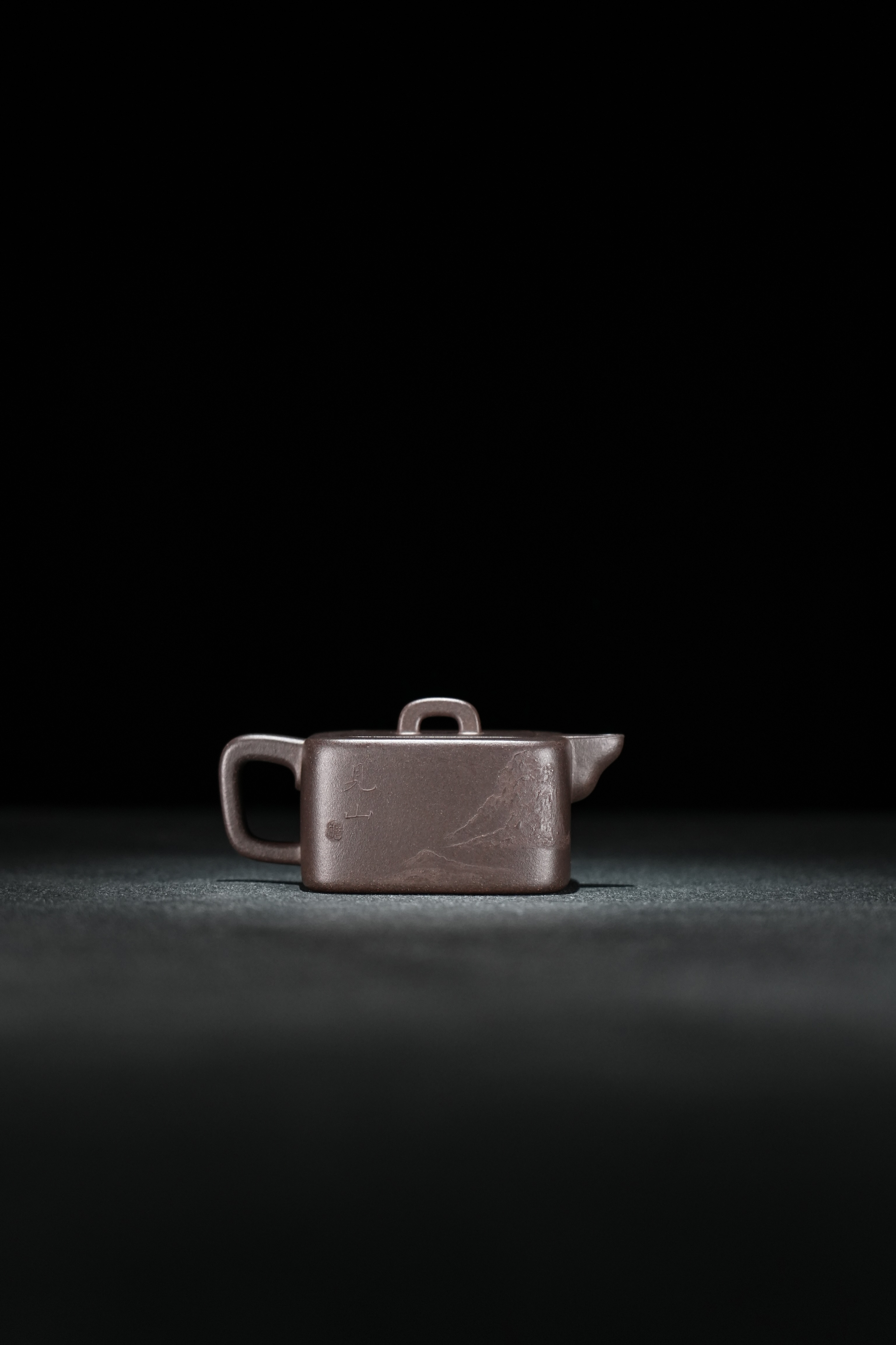 当代 王振飞制紫泥见山壶任子皓装饰150cc泡茶壶泥壶四方壶茶具