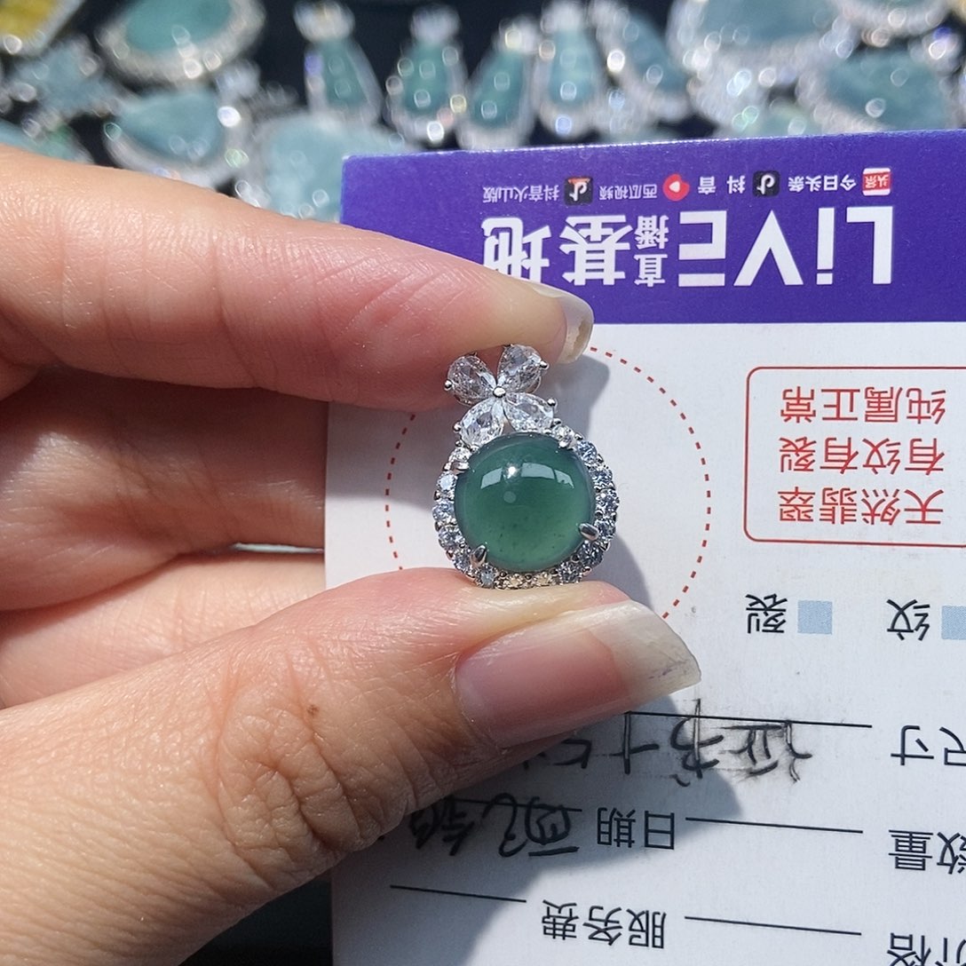 翡翠颈饰未镶嵌翡翠