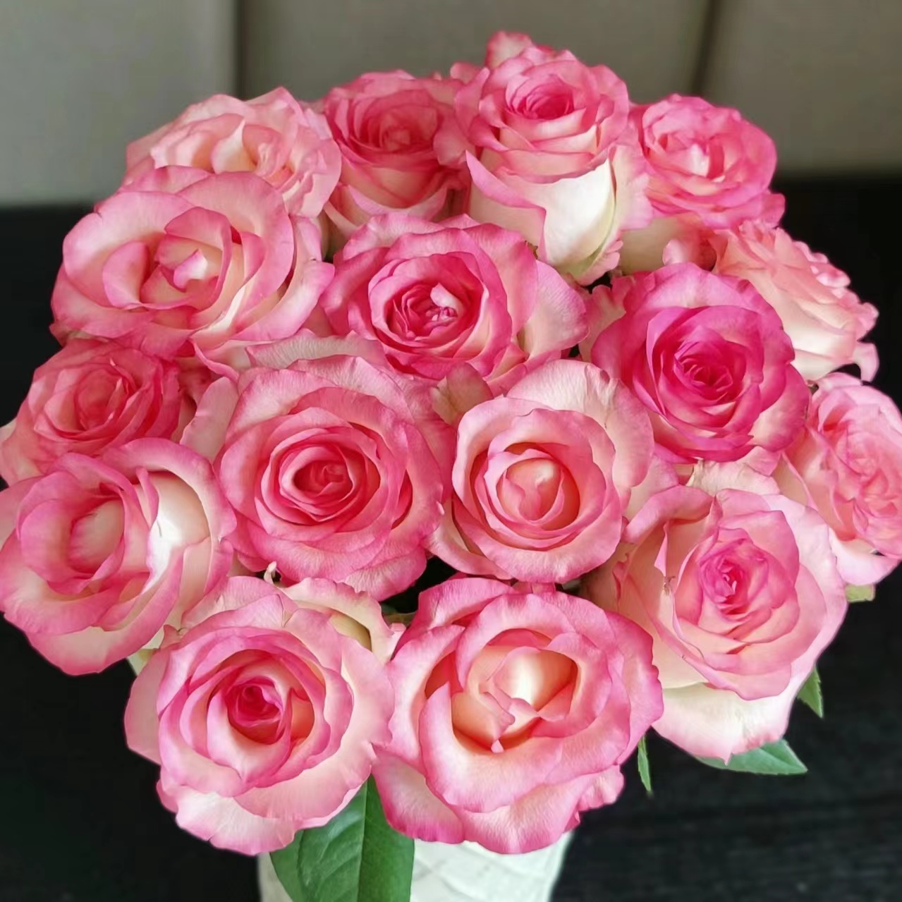 【艾莎玫瑰5枝+香槟玫瑰5枝+香水百合4-5朵+洋桔梗1把+尤加利叶】