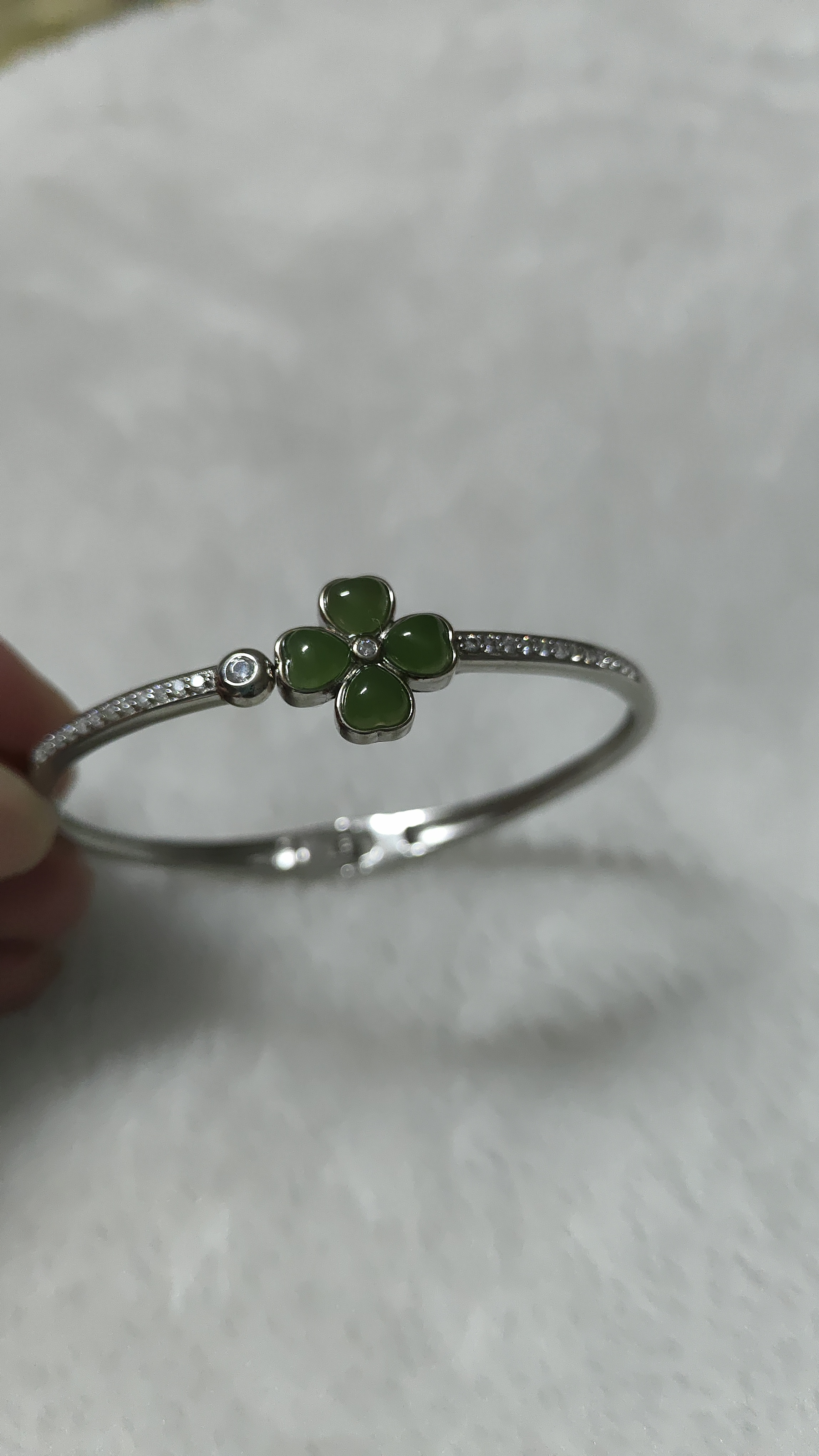 S925银镶和田碧玉特色个性四叶草豪镶手镯，气质美女款