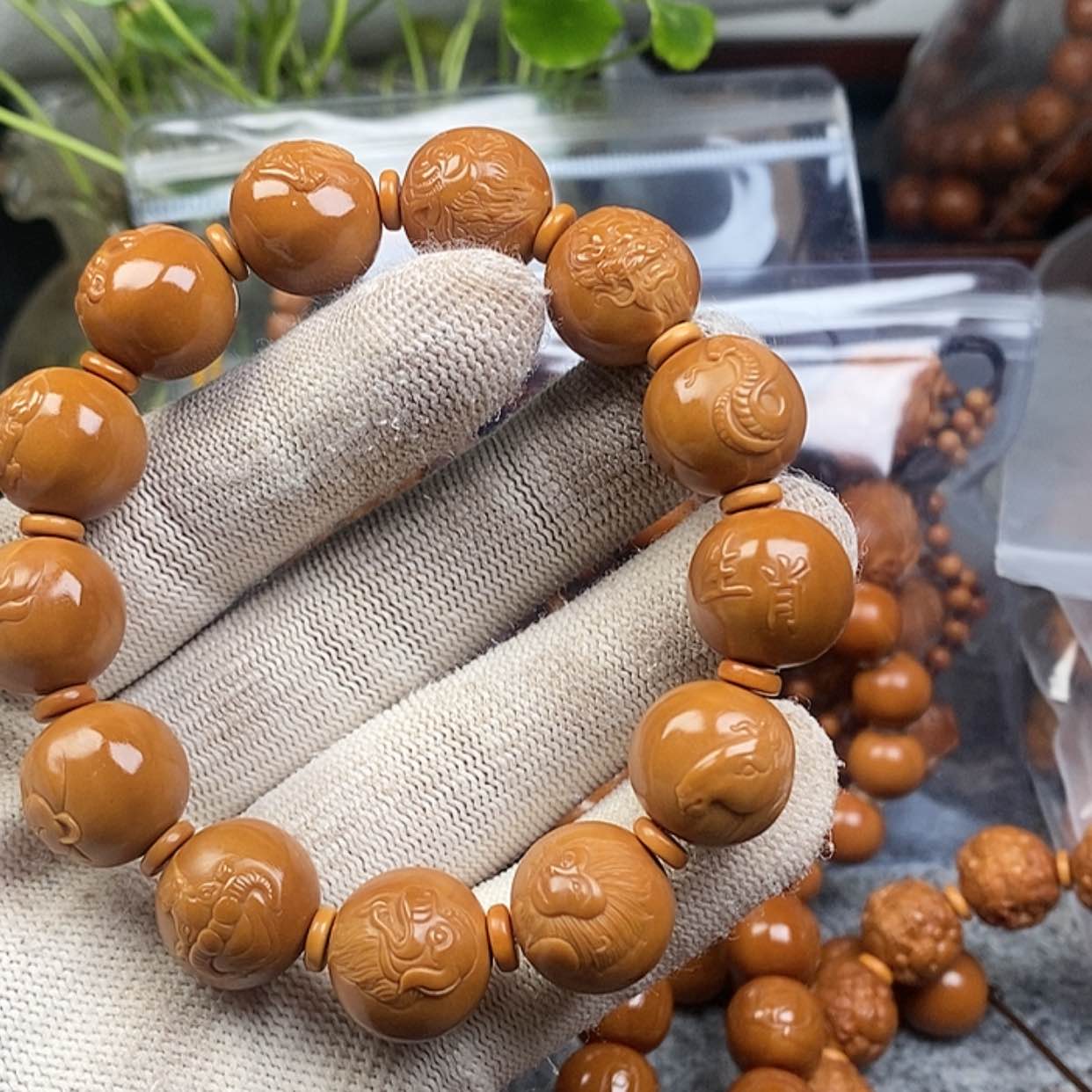 【闪购商品】生肖核雕虎**林