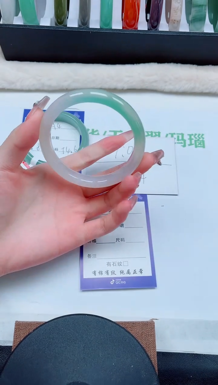 【闪购商品】石英质玉手镯未镶嵌A5