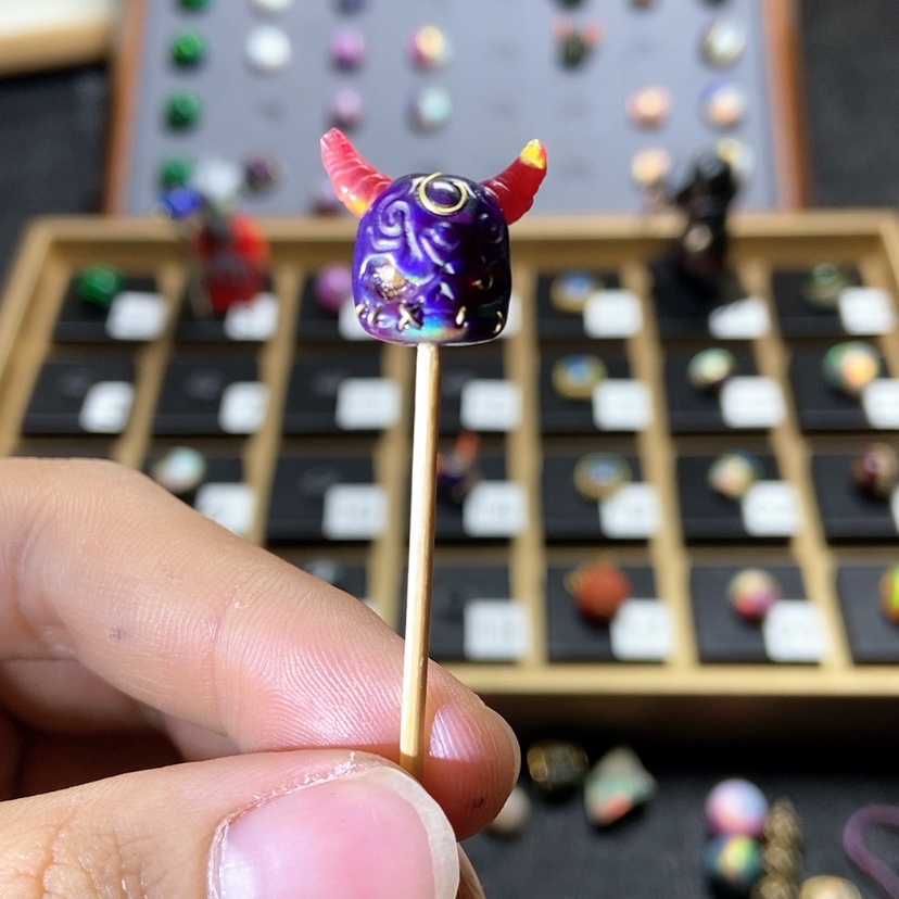 【闪购商品】欧泊树脂制品陪****白恶魔双角阿呆