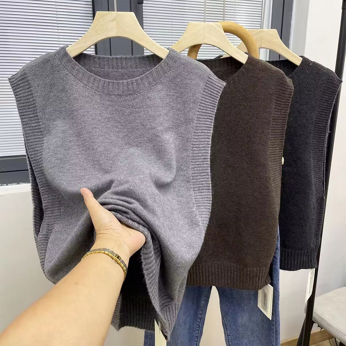复古高级感圆领针织马甲秋冬叠穿坎肩毛衣时尚简约慵懒套头外搭潮