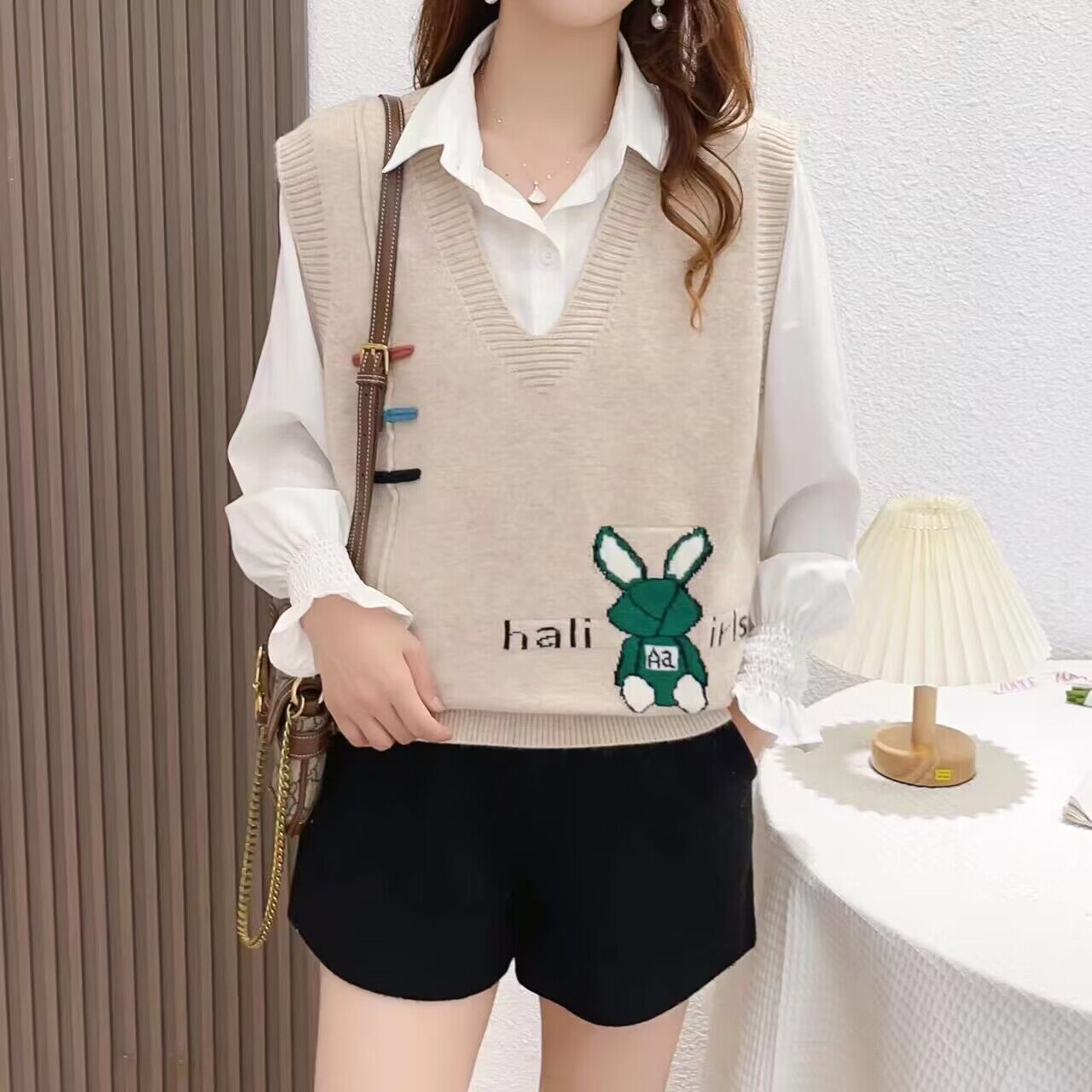 新款春秋兔子提花针织马甲背心V领洋气百搭减龄毛衣宽松套头外穿