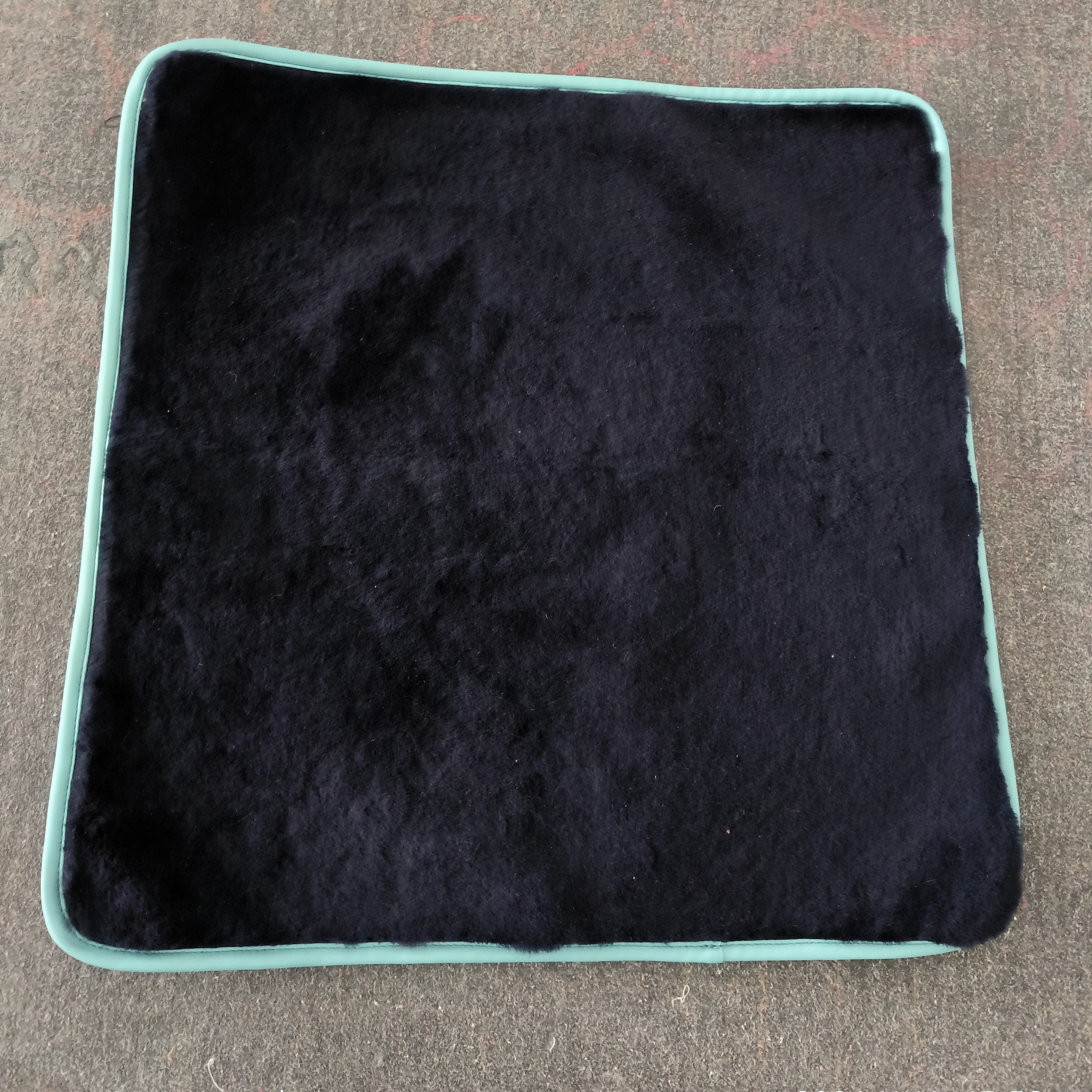 学生椅子坐垫加厚防滑办公室座椅垫家用宿舍教室用简约轻奢黑色