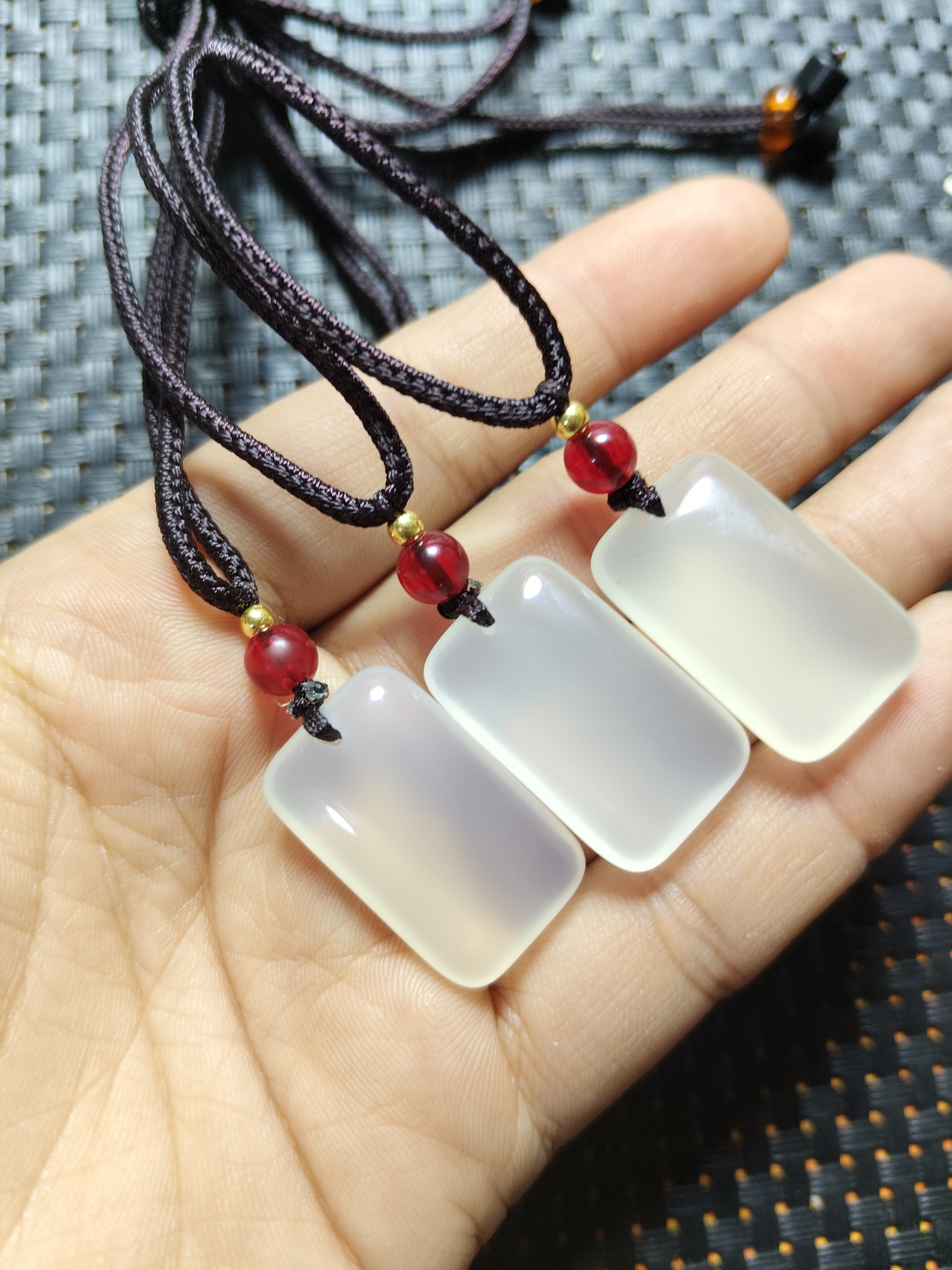 天然白冰玛瑙方牌吊坠