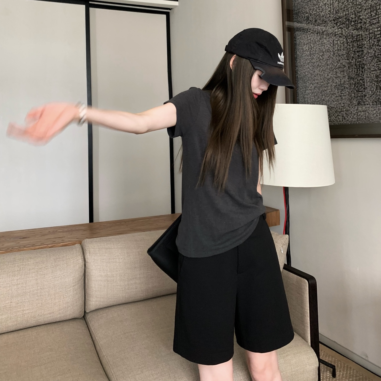 私藏版型巨显瘦正肩T恤设计感小心机露腰时髦中裤套装