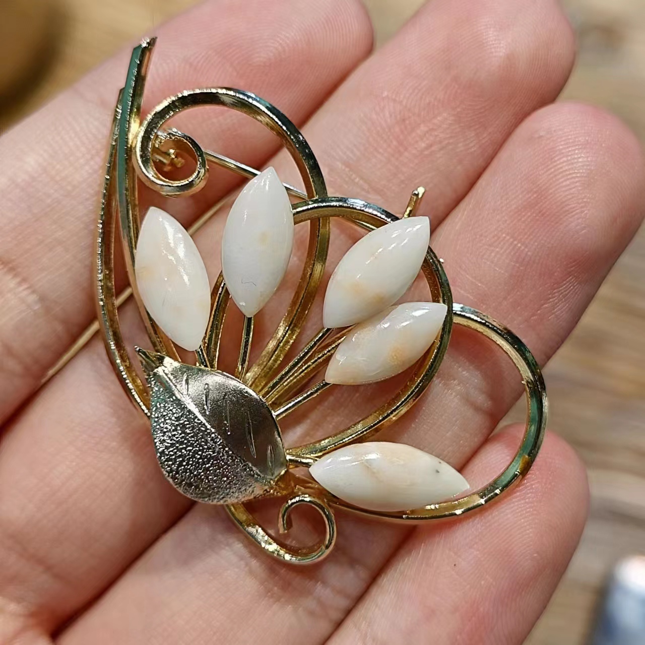 合金仿水晶胸针 银镀金花花胸针