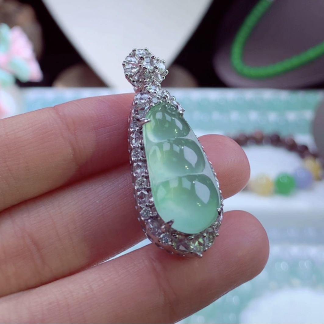 收藏级缅甸天然翡翠A货木讷雪花玻璃种福豆吊坠