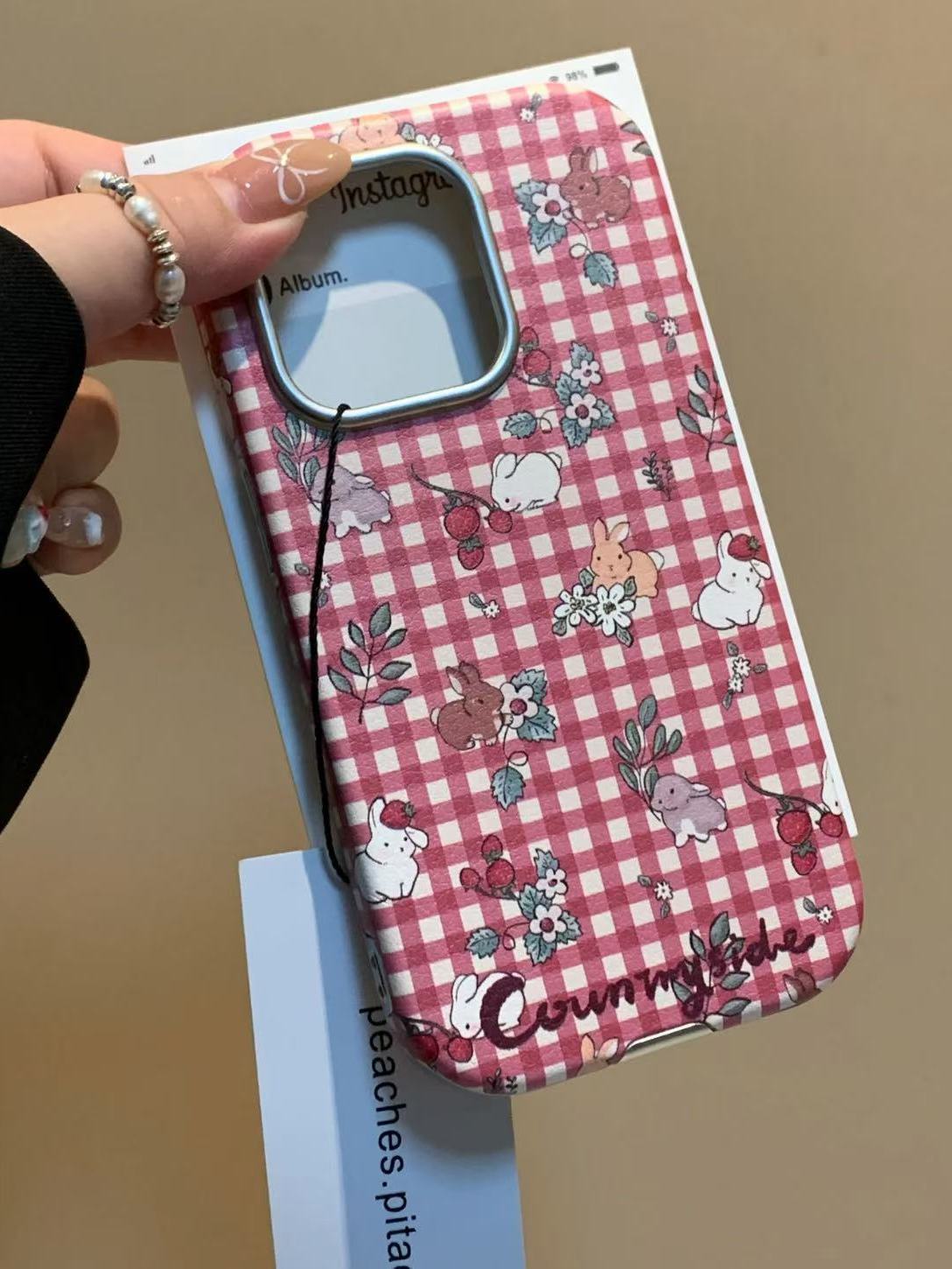 红色格子兔子适用于苹果14手机壳插画iPhone15防摔16全包13少女12