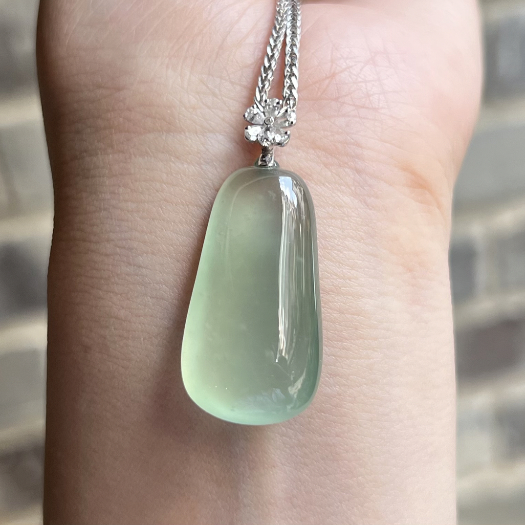 18金镶嵌翡翠晴绿福瓜吊坠