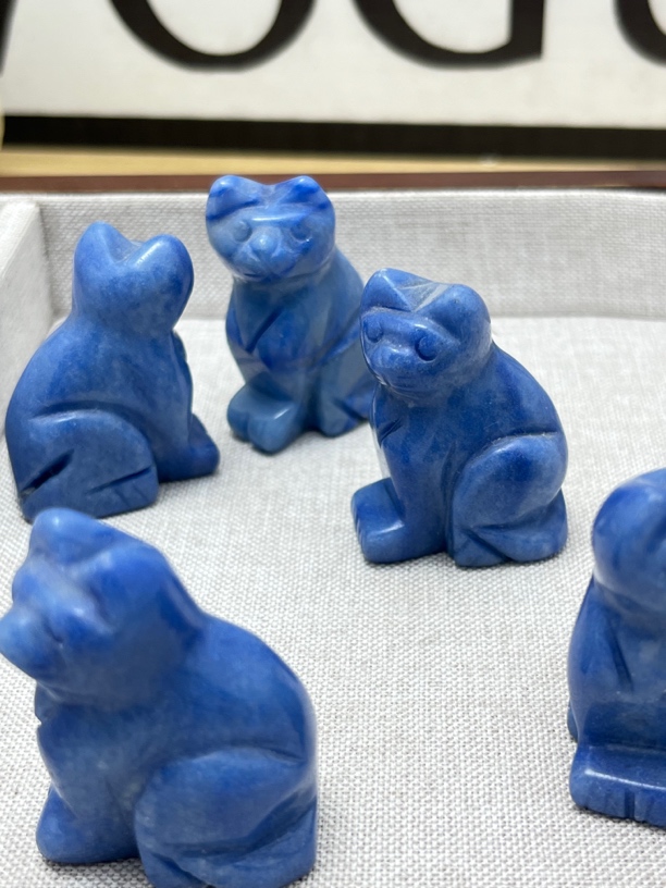 蓝东陵雕刻小猫摆件高 3.8宽2.7（部分带有天然矿坑 介意勿拍）
