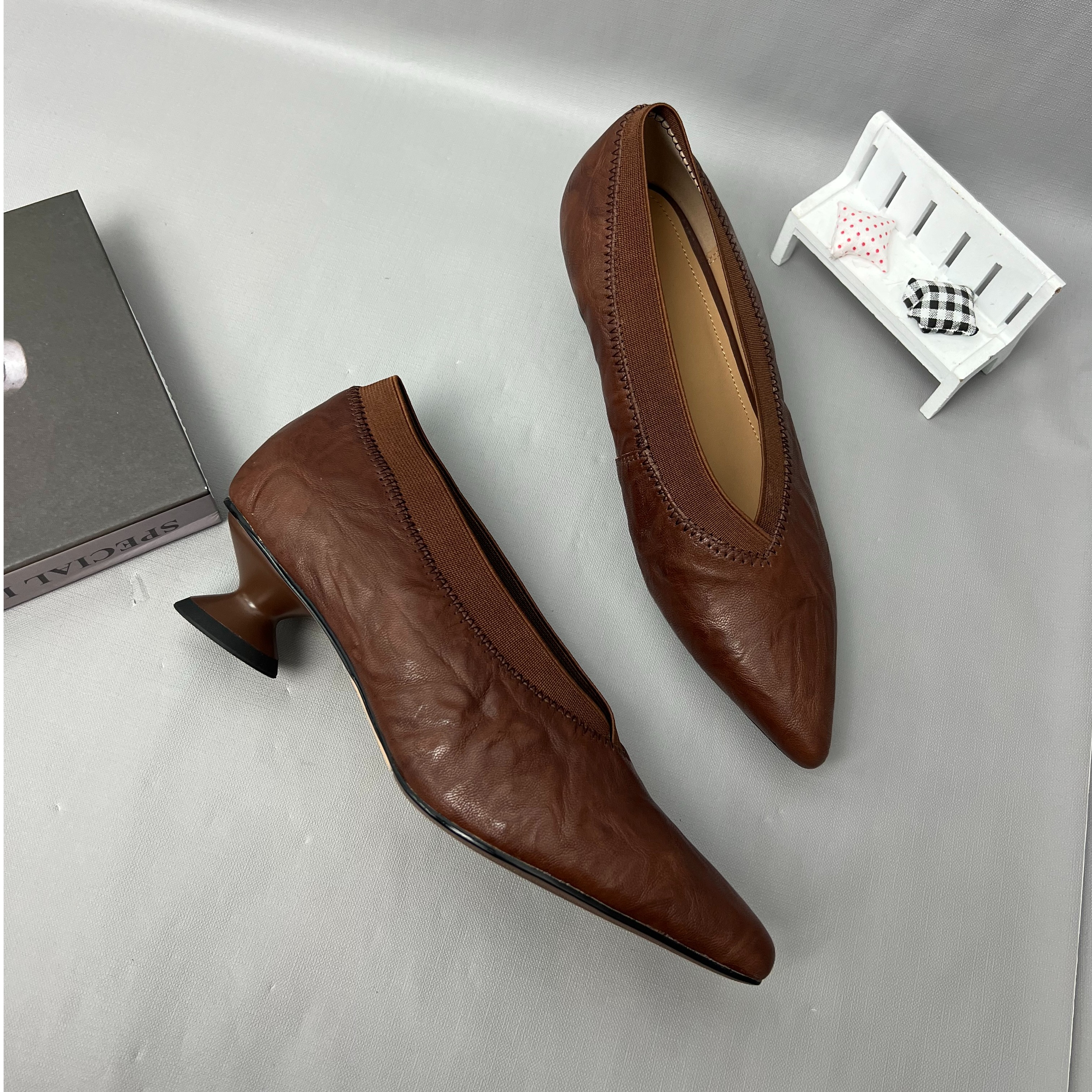 跟高3厘米A270-R802低跟尖头棕色舒适女士皮鞋气质粗跟复古妈妈鞋