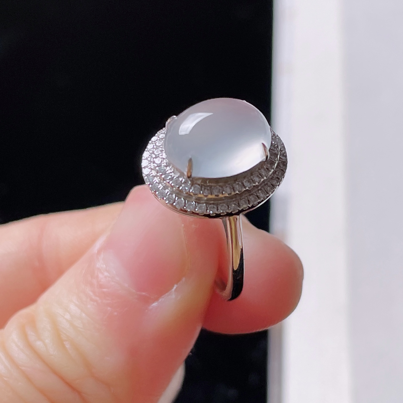 天然翡翠a货18k金镶嵌高冰蛋面戒指起光白冰指环豪华金镶玉指环