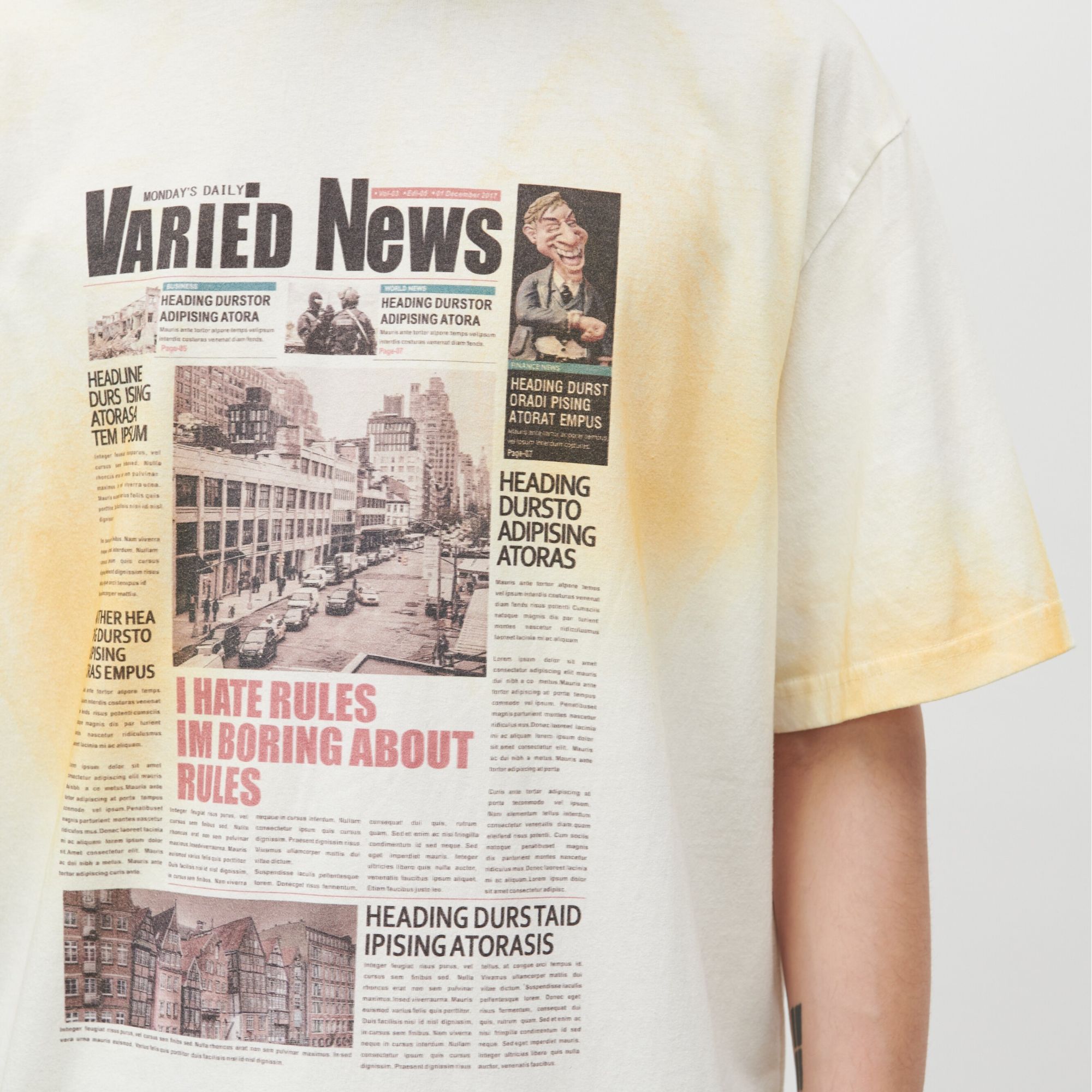 【3折】UARIED 复古旧报纸喷马骝做旧印花乳白色宽松短袖夏季t恤