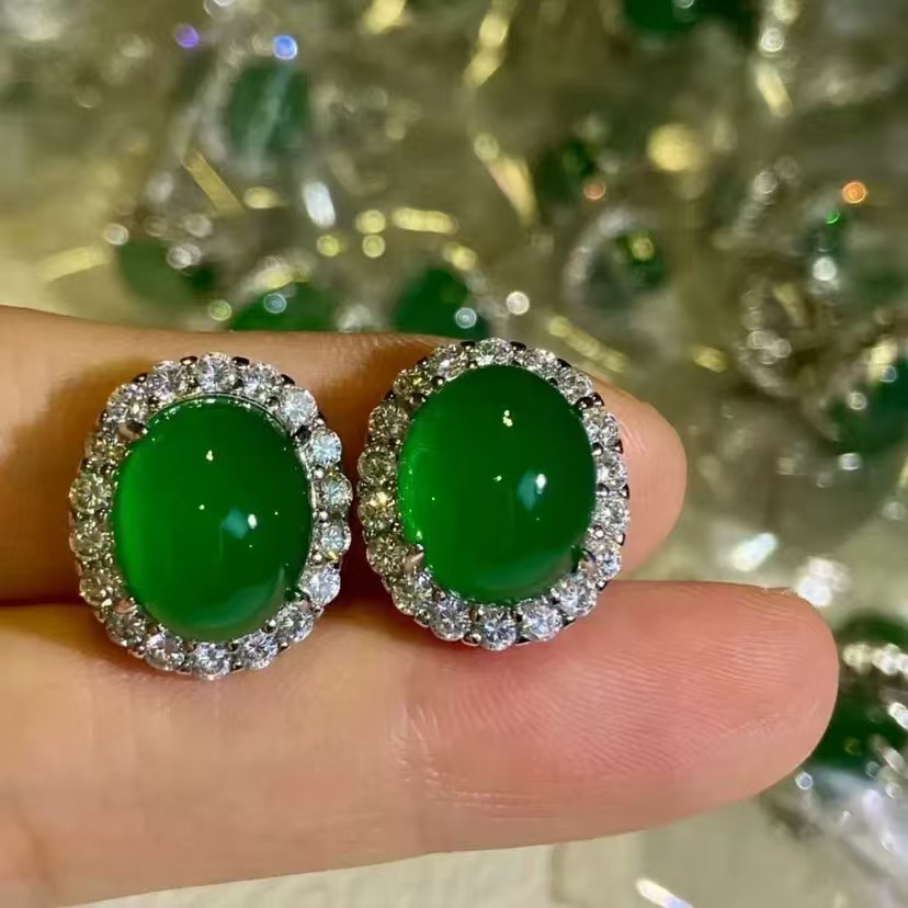 【聪聪珠宝】20598-满钻豪镶阳绿蛋面耳钉一对
