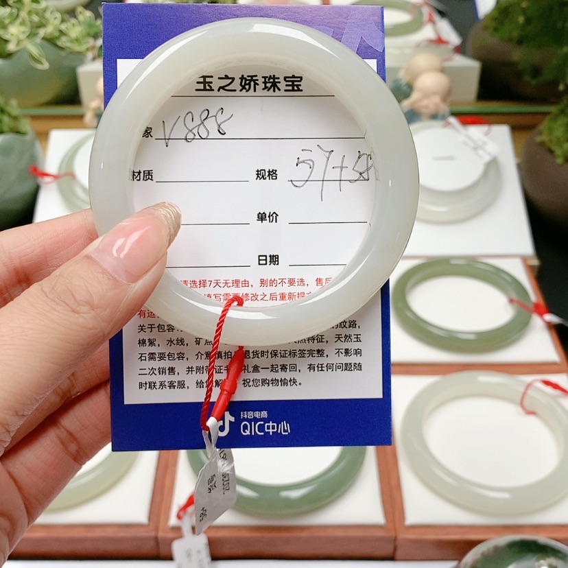 【闪购商品】和田玉手镯未镶嵌七*?