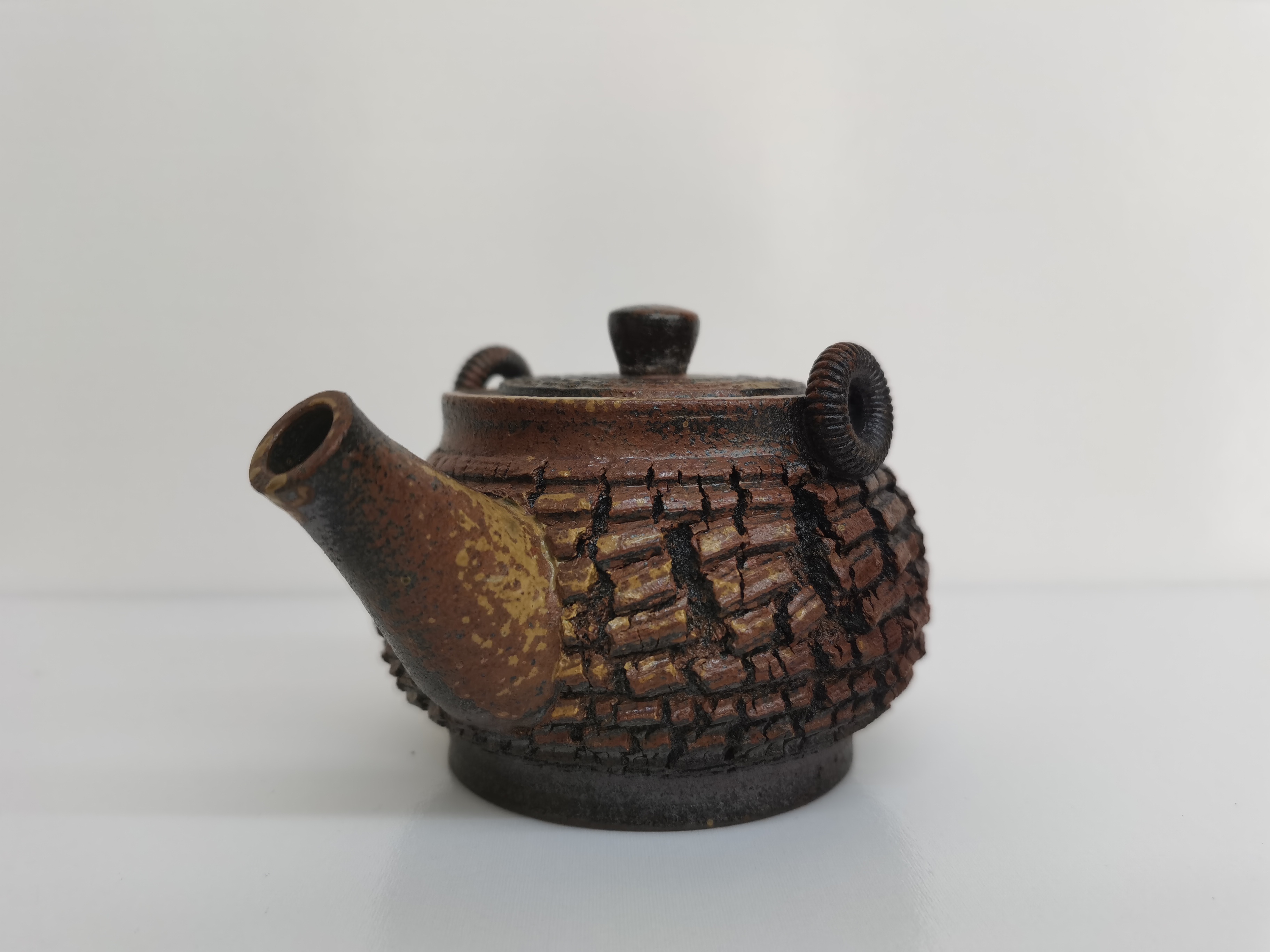 手抓壶也叫宝瓶，高温粗瓷茶具，可泡茶可观赏，茶桌上的艺术品