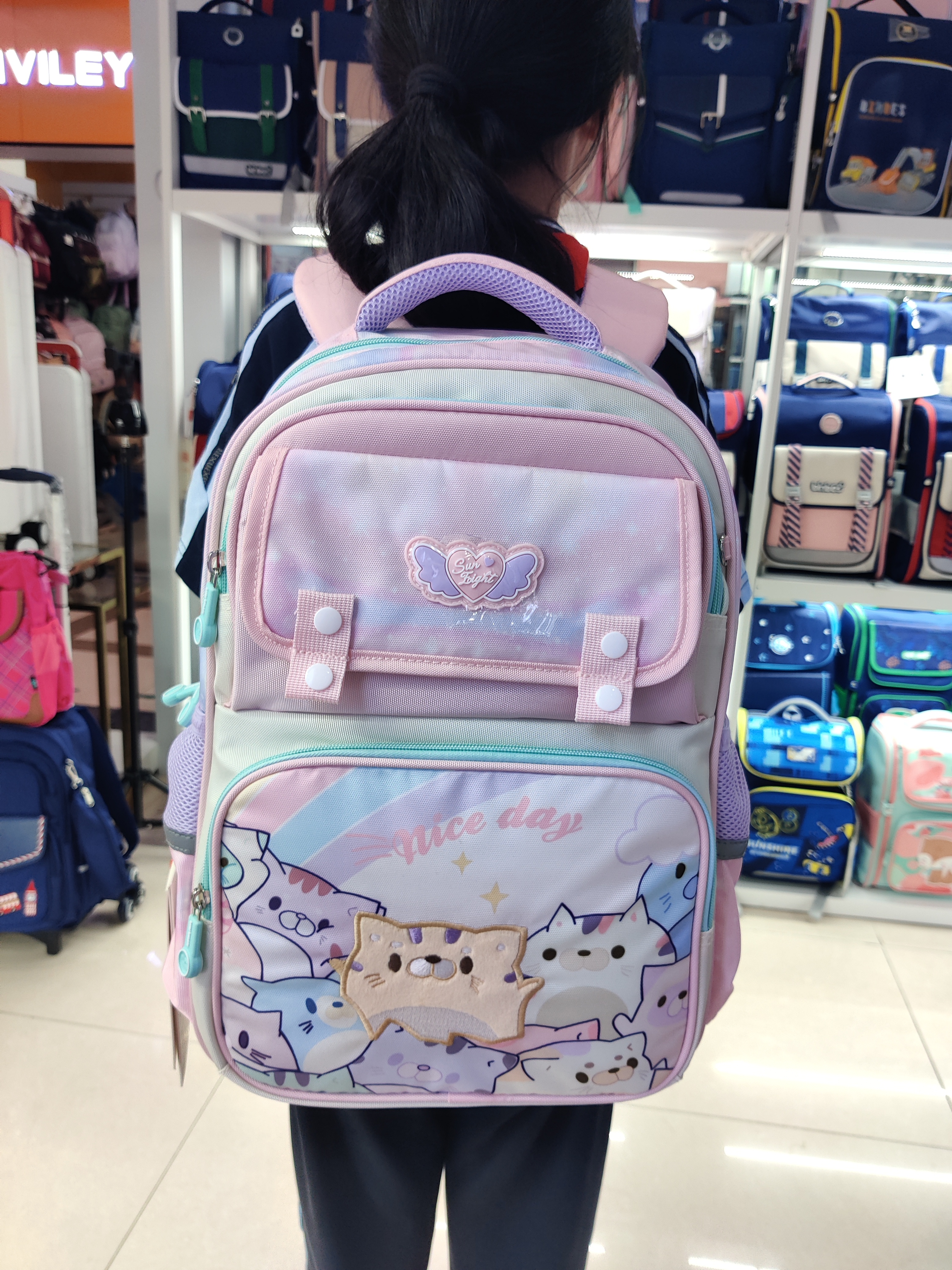 阳光8点90253时尚卡通书包超轻减负大容量加多隔层背部升级护脊