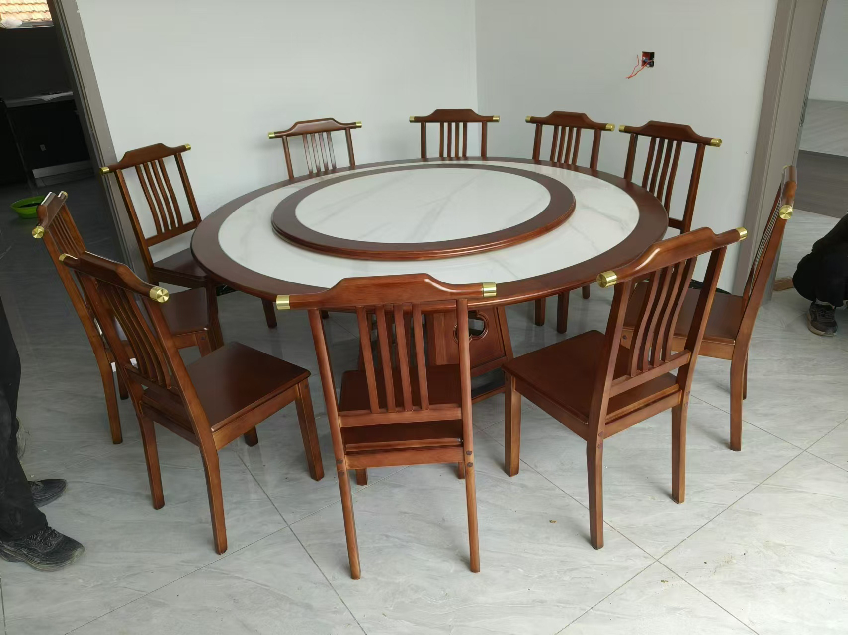 乌金木1.6配8椅  橡胶木1.6配8椅吃饭桌圆形简约家用圆形餐厅轻奢