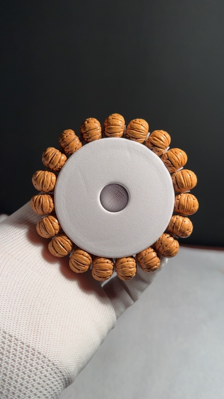 树王纽扣小肌肉，桃核手串，尺寸15+✖️12，以收到实物为准