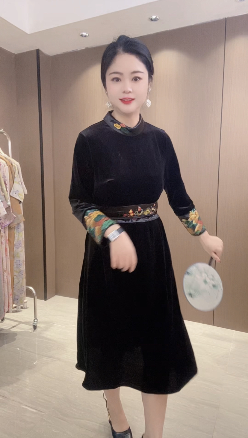 2024秋冬新款丝绒刺绣腰封连衣裙