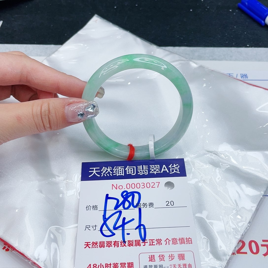 翡翠手镯未镶嵌我