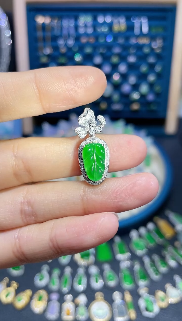 【闪购商品】定制翡翠18K金镶嵌高冰胶满绿叶子吊坠