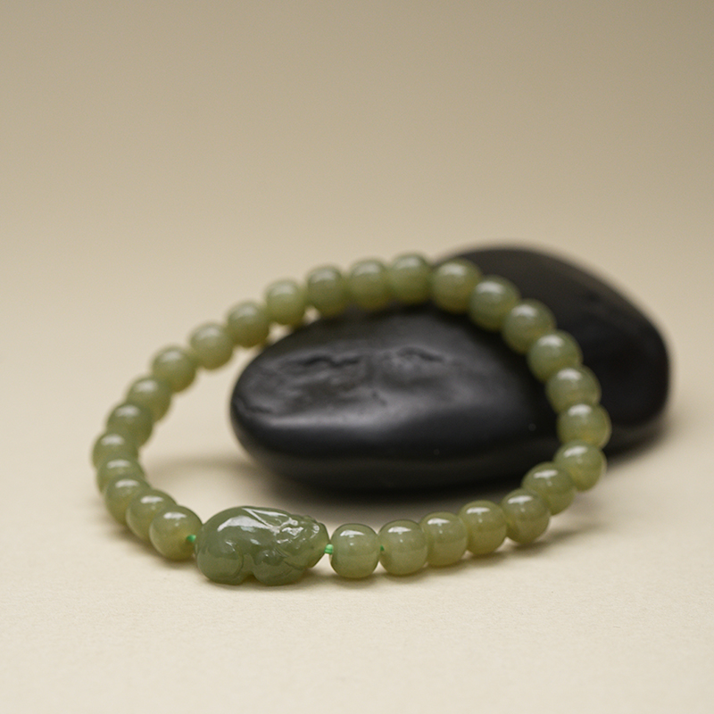 【鑫浩矿业】新疆和田玉-沙枣青卡7-6老型手串一条戴貔貅一件女士