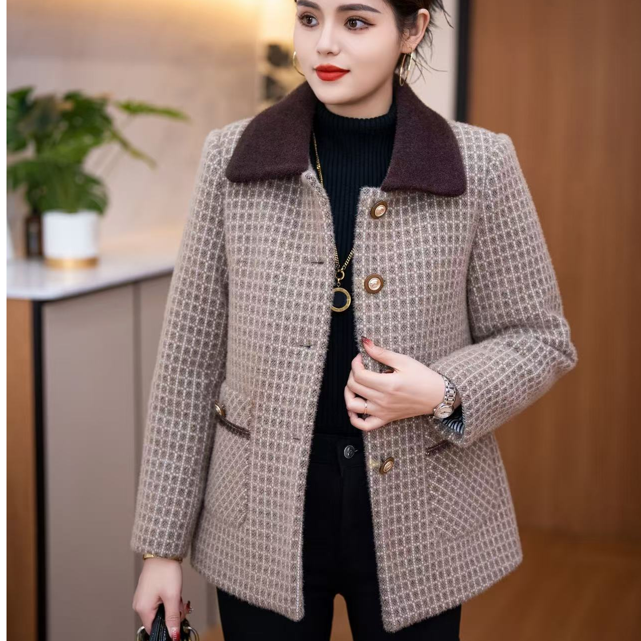 【红窗品牌】2025冬季新款妈妈装时尚洋气短款格子加绒加厚外套03