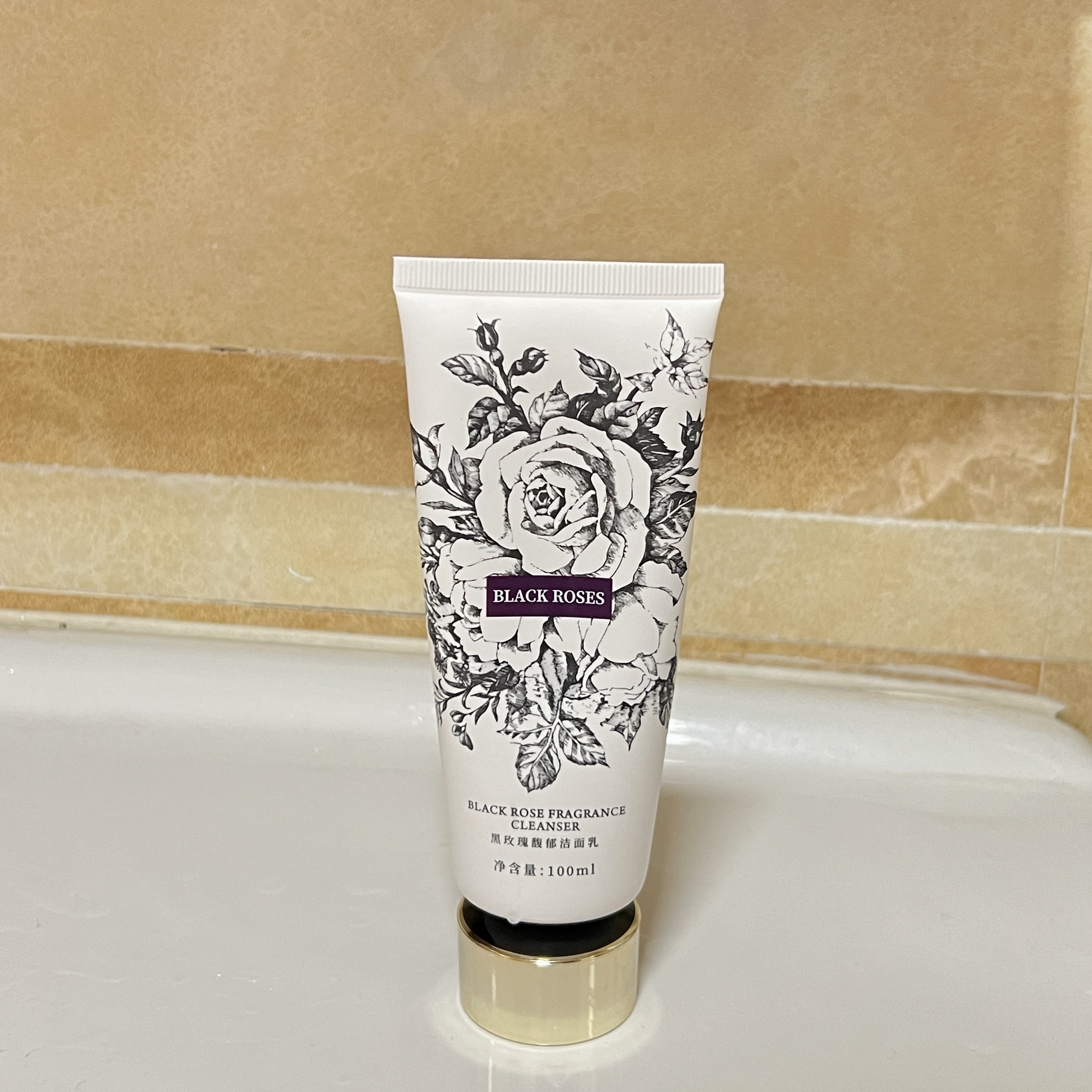 黑玫瑰馥郁洁面乳 100ml。        