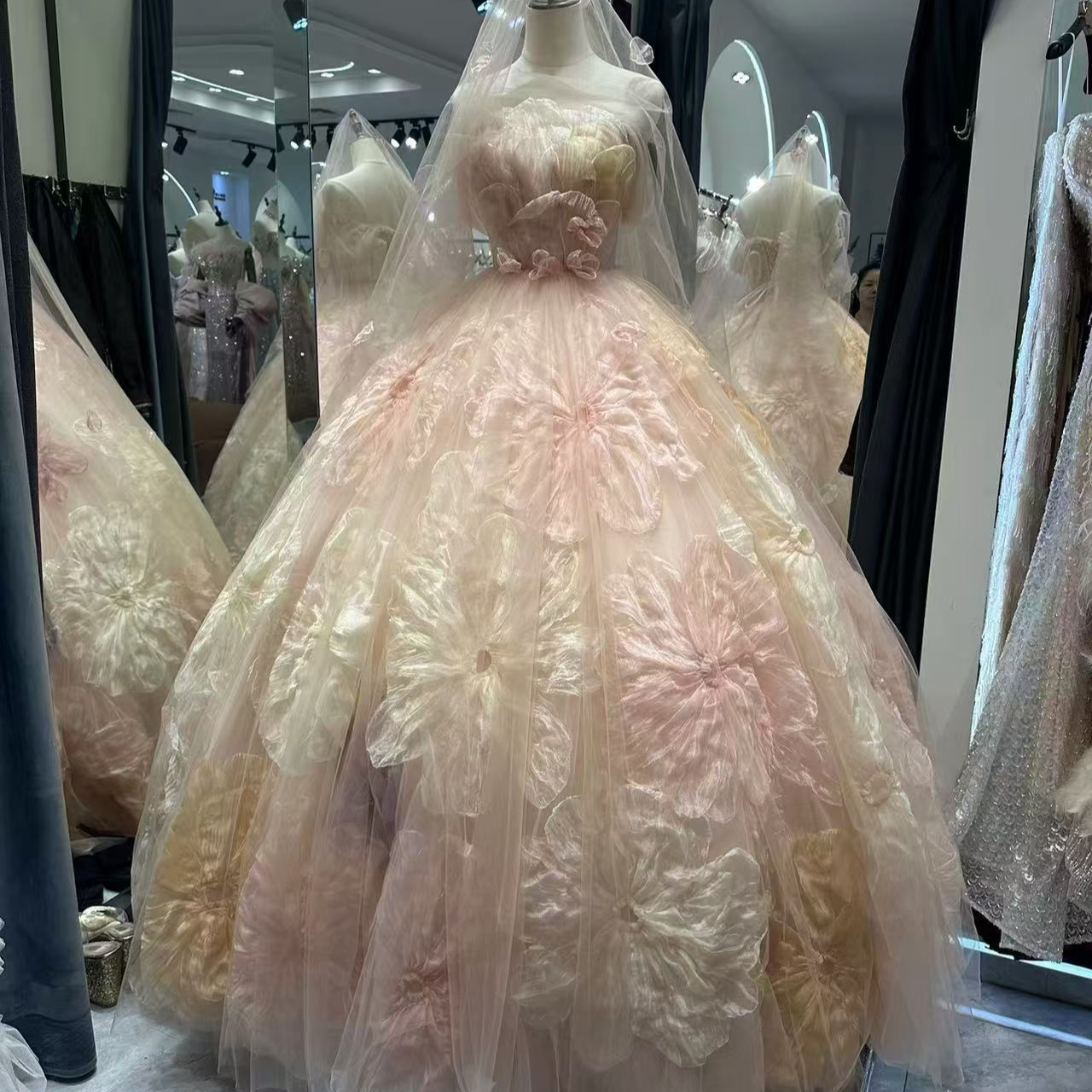 直播间专拍主纱拖尾白色一字肩红色婚纱库存