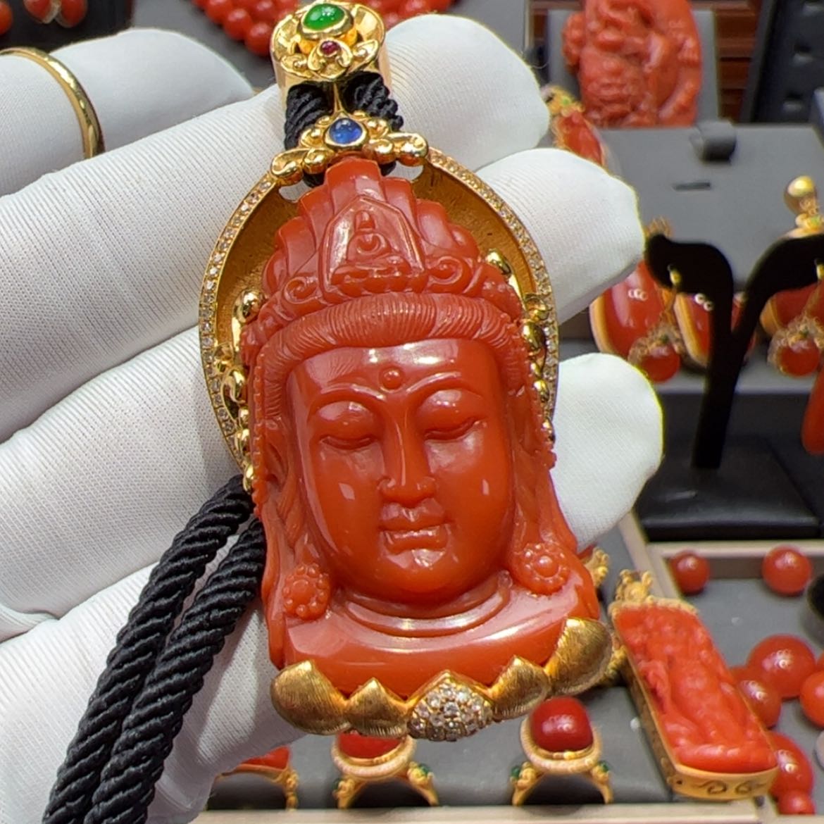 【闪购商品】南红玛瑙天然原矿18k金观音吊坠18K金镶嵌S****i