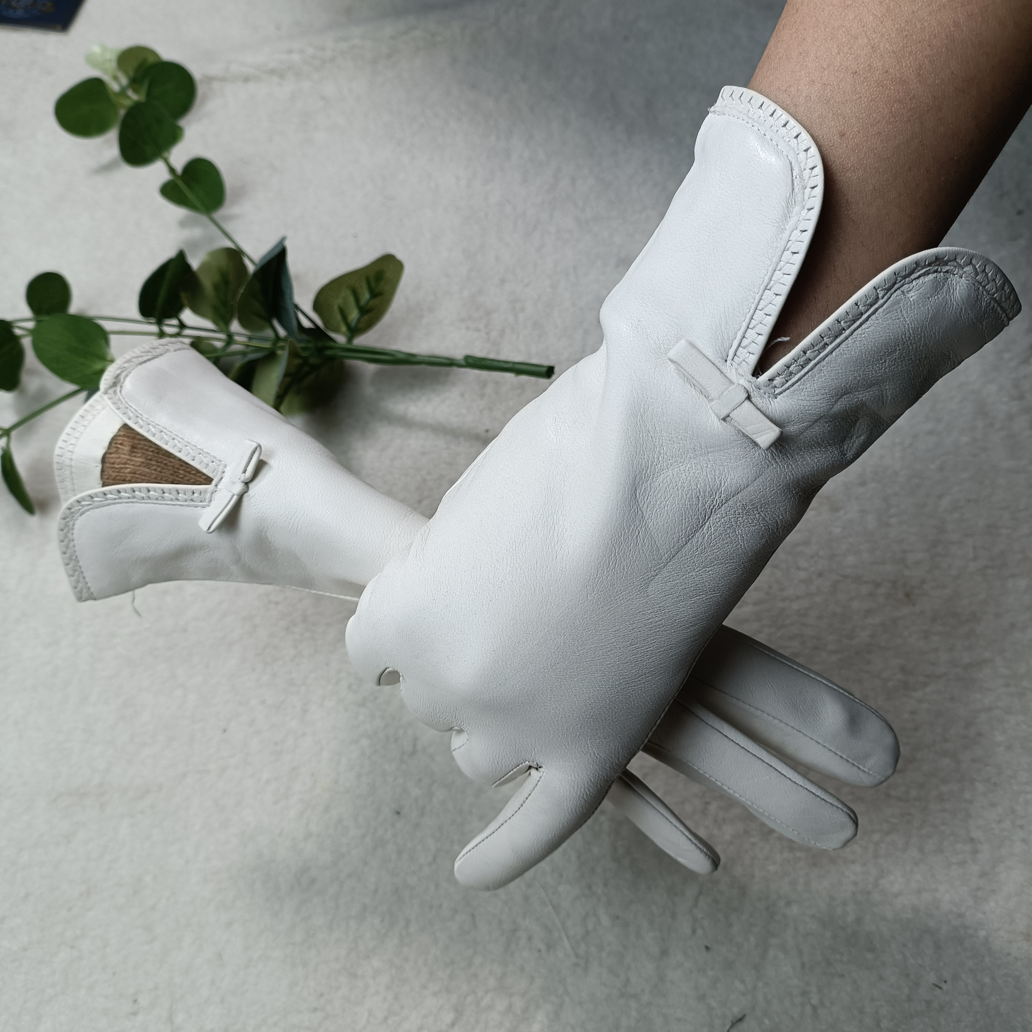 女士白色时尚真皮手套