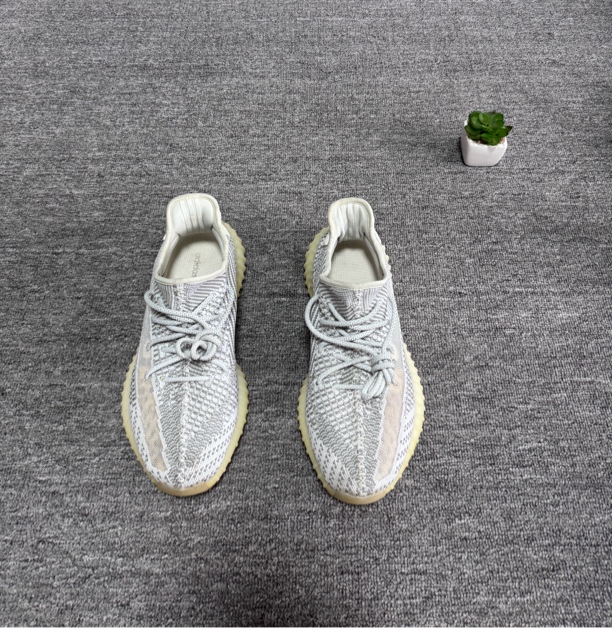 阿迪达斯 椰子350白天使 44码 原盒 成色还行 后跟小瑕疵 699