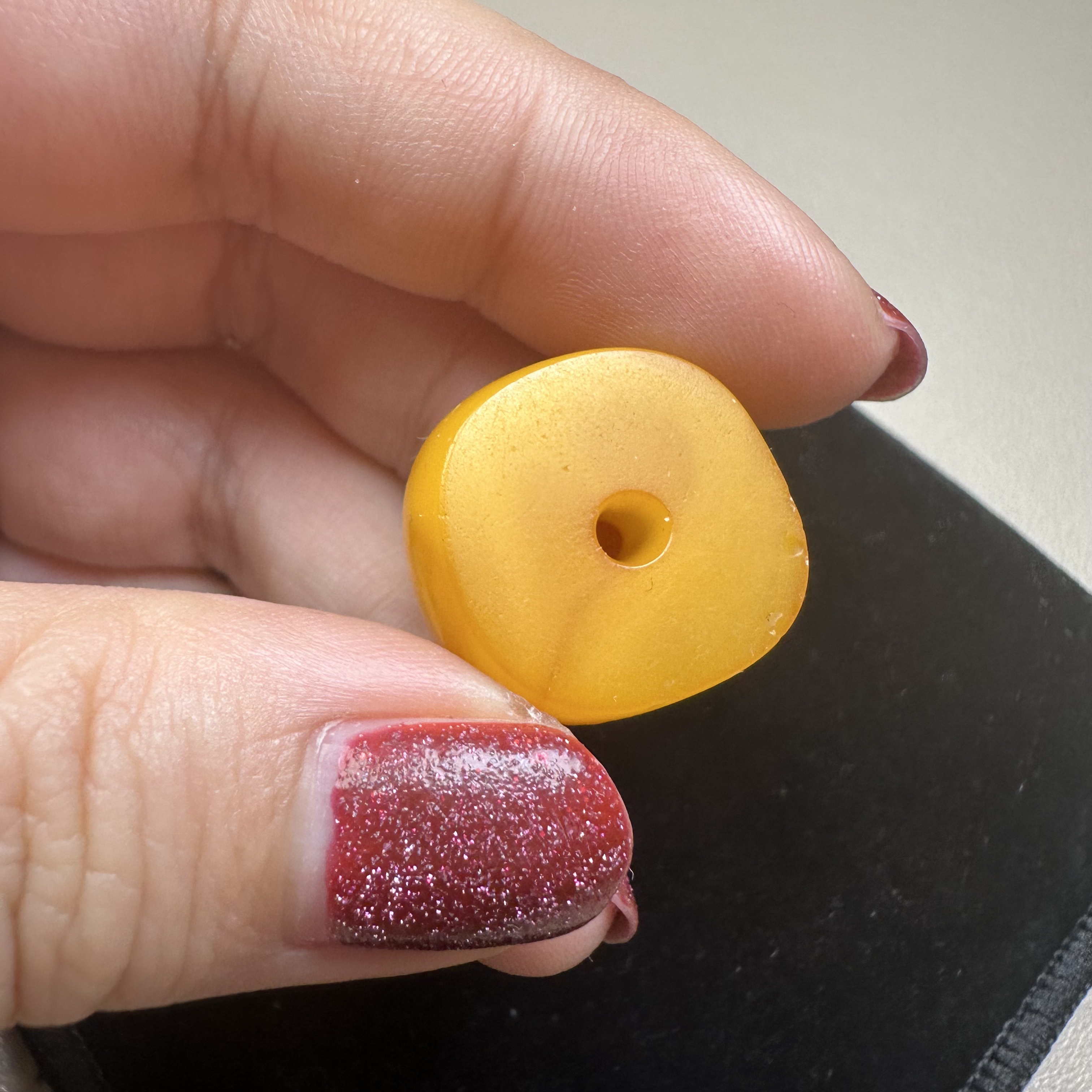 西亚鸡油黄老蜜蜡饼子，重2.9g，全品，器型规整