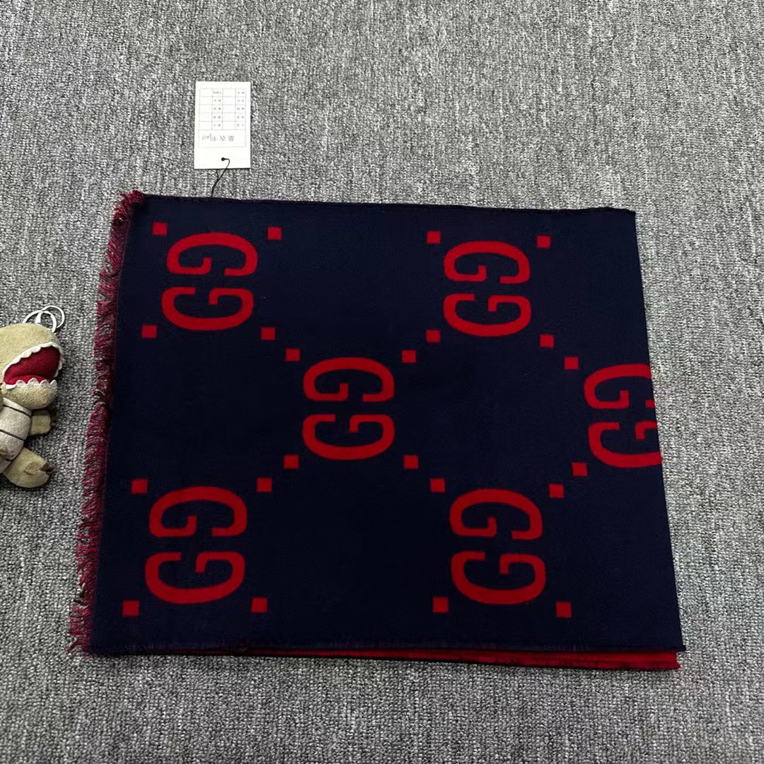 全新未使用 GUCCI/古驰 黑红双面满印围巾