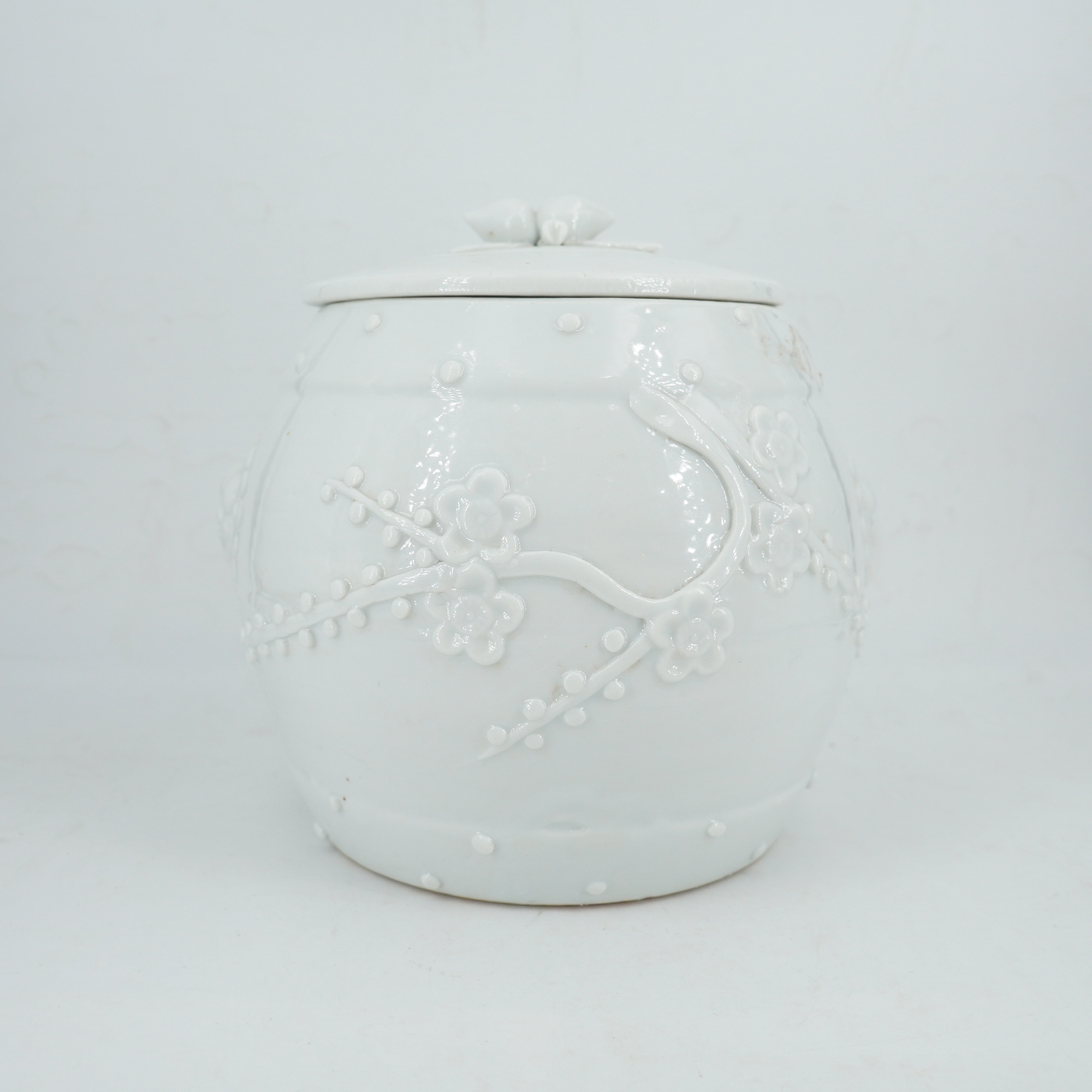 【清】白釉浮刻梅花纹狮耳盖罐（高14.5cm口径11cm）