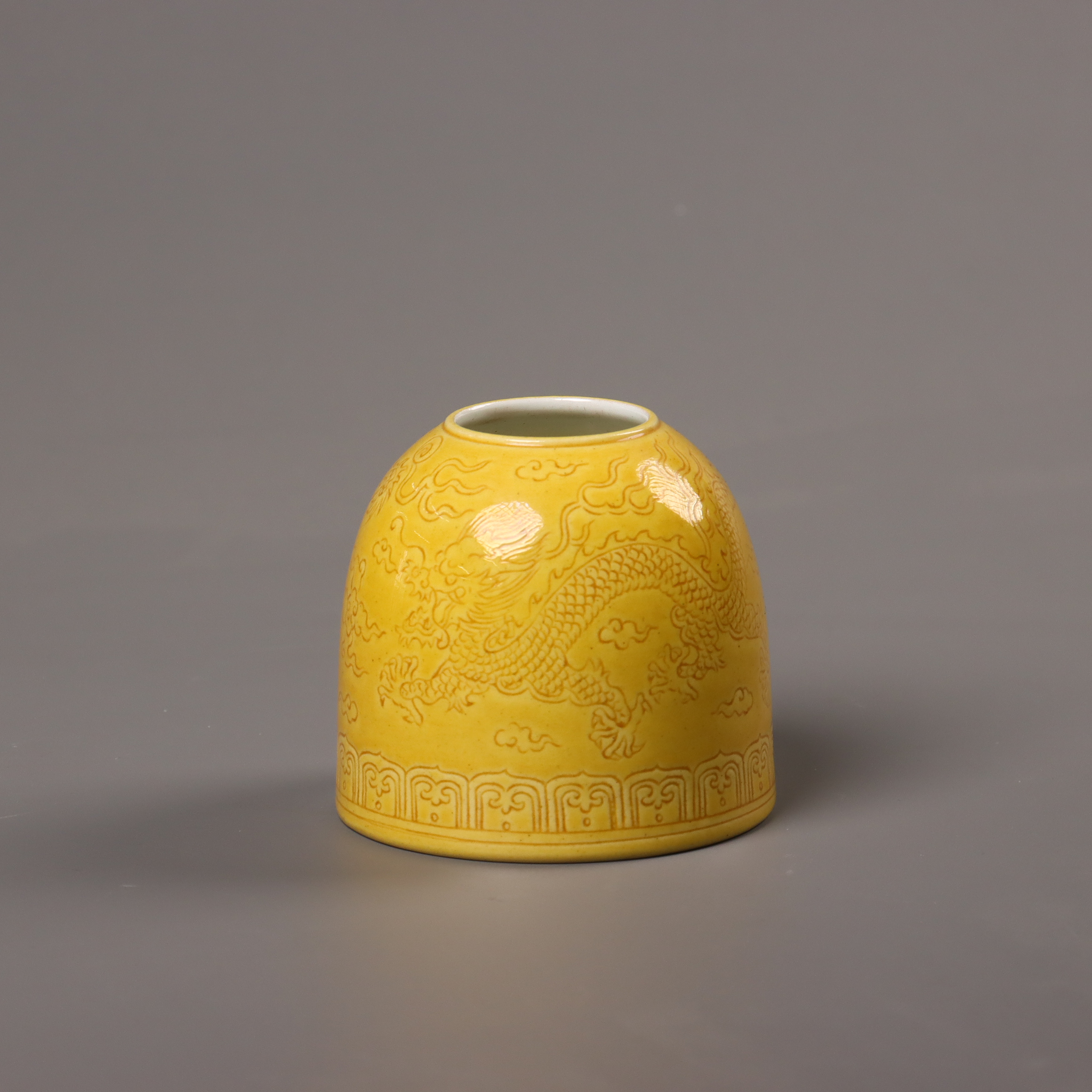 【清雍正】黄釉暗刻龙纹马蹄尊（高7cm）751