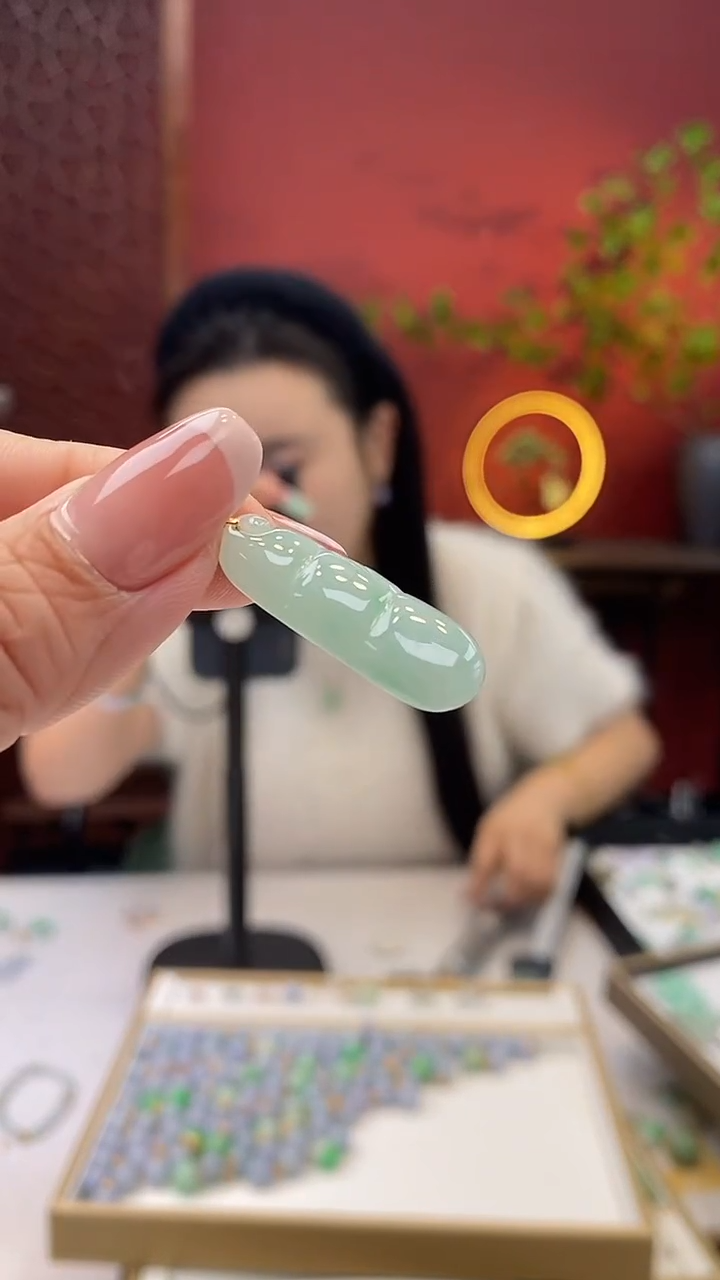 【闪购商品】翡翠颈饰18K金镶嵌福豆