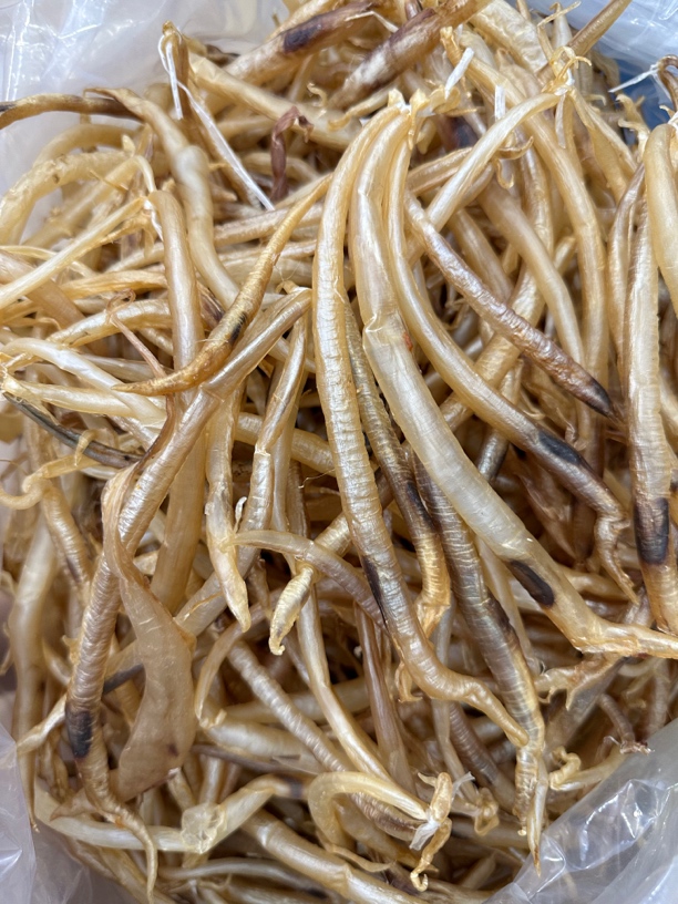 渔民自晒鳗鱼胶约150头