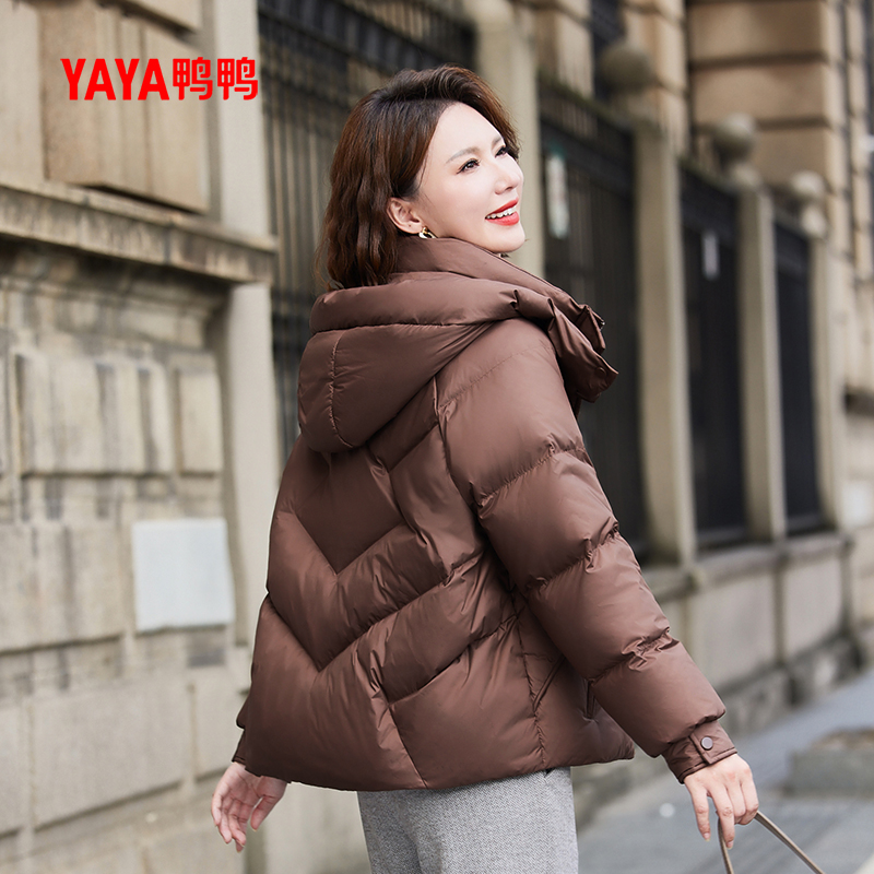鸭鸭新款妈妈冬装洋气羽绒服中年女士时尚棉袄中老年冬季保暖外套