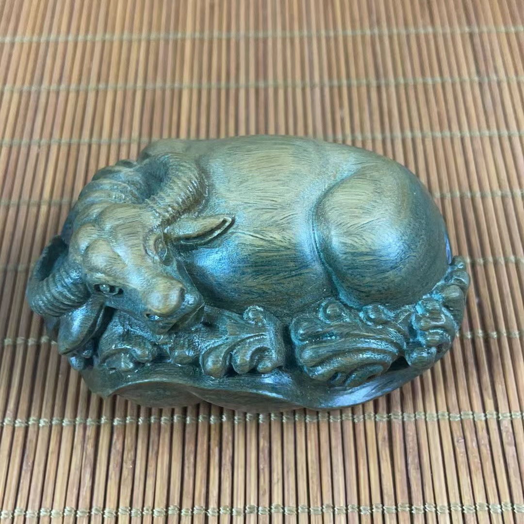 天然绿檀荷花叶水牛木雕木檀香木手把件生肖牛摆件文玩桌面小摆件