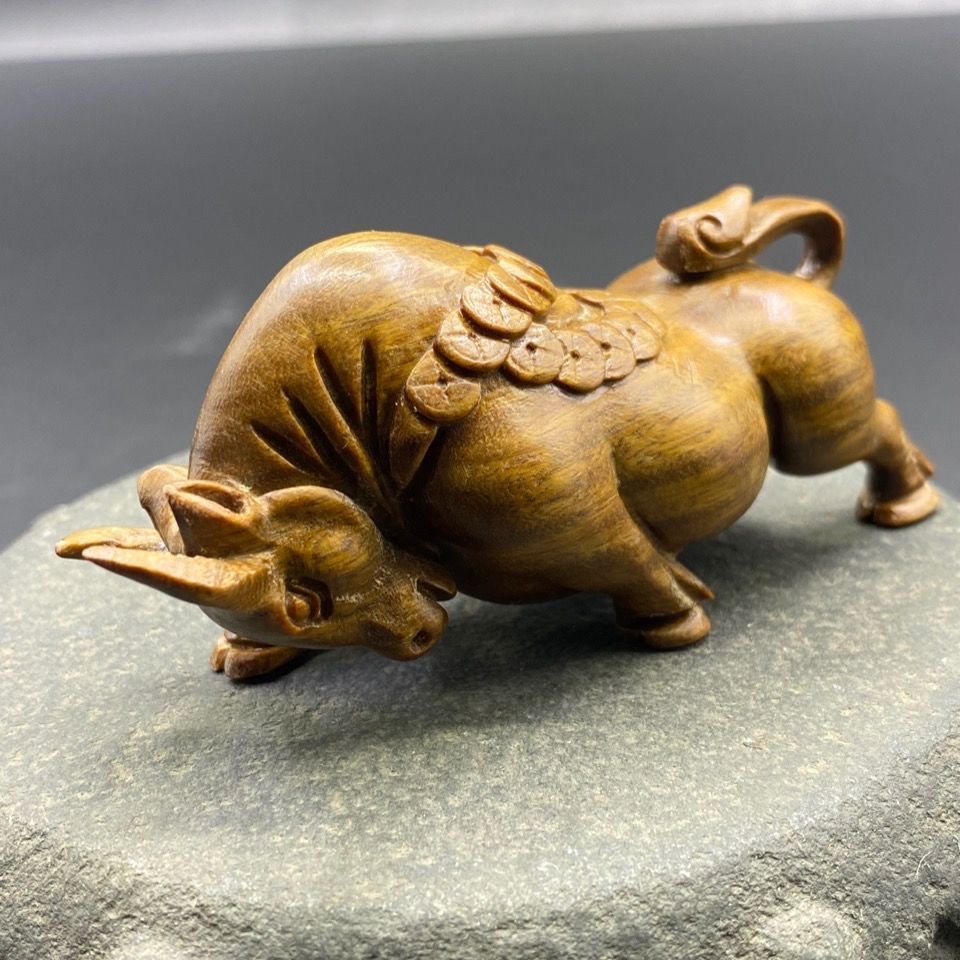 天然绿檀木檀香木雕刻金钱牛木雕手把件生肖牛摆件文玩桌面小摆件