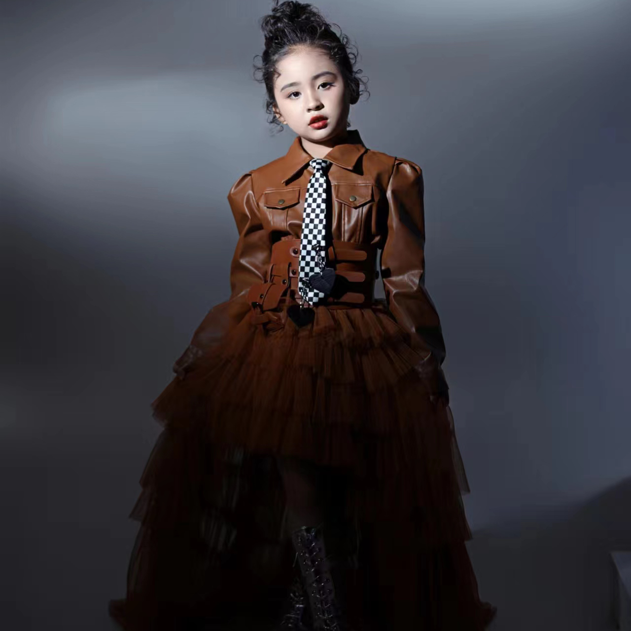 女童模特走秀个性潮服多巴胺玛卡龙美拉德色系西部牛仔摄影模卡