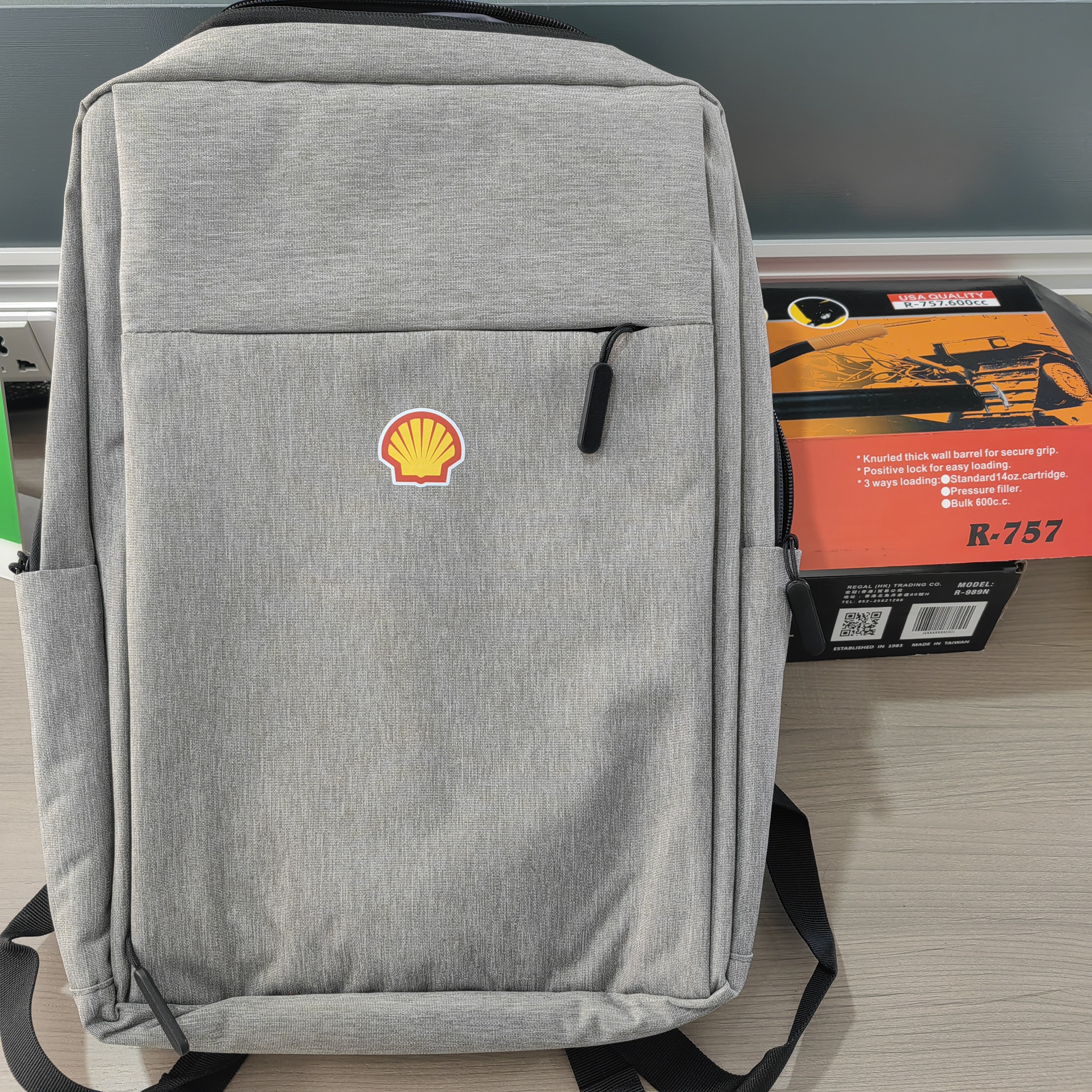 大容量可充电防水黑色大号休闲背包双肩包学生书包简约灰色双肩背